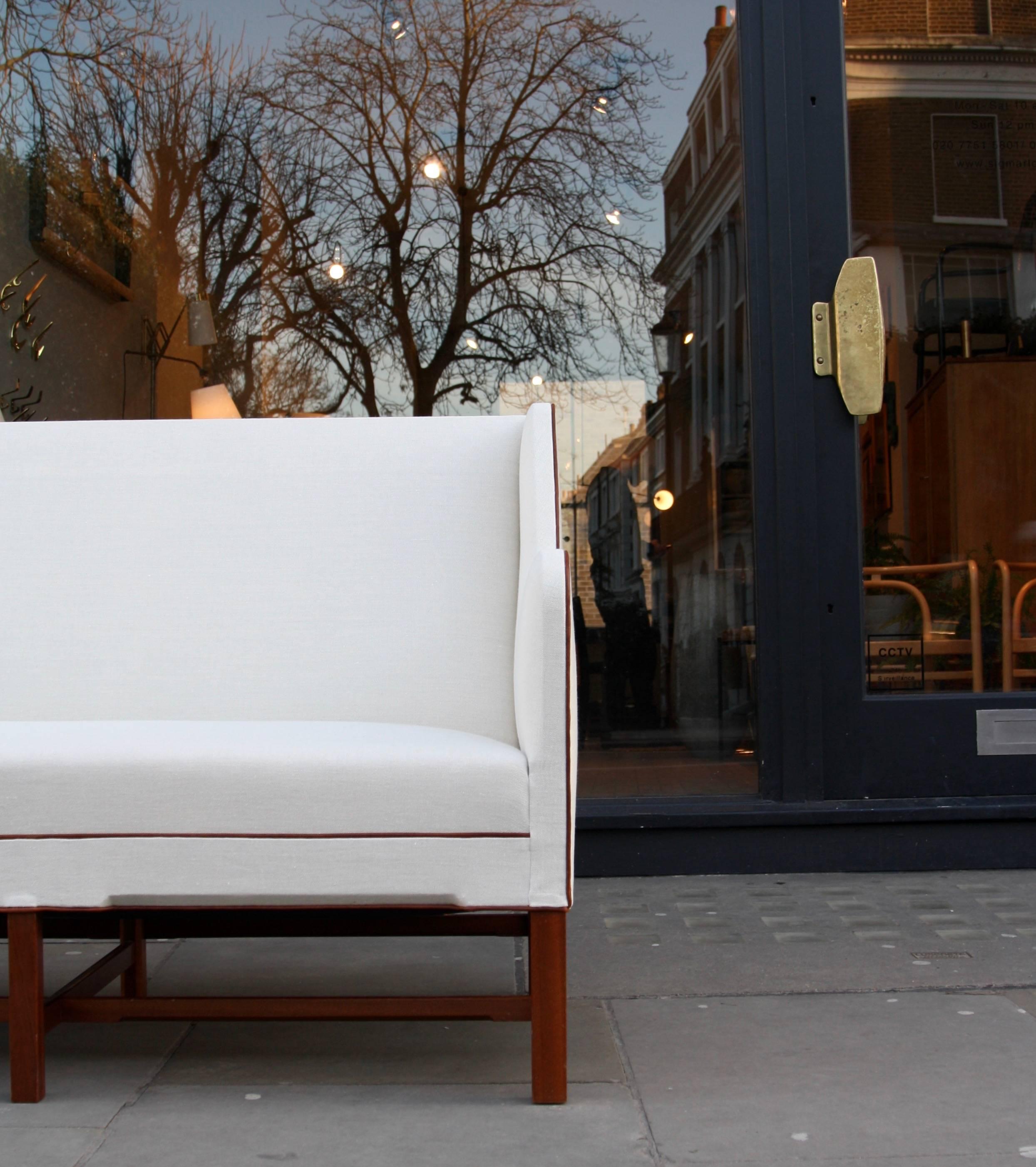 Kaare Klint Modell 4118 Zweisitzer-Sofa mit Schachtel von Rud Rasmussen im Zustand „Hervorragend“ im Angebot in London, GB
