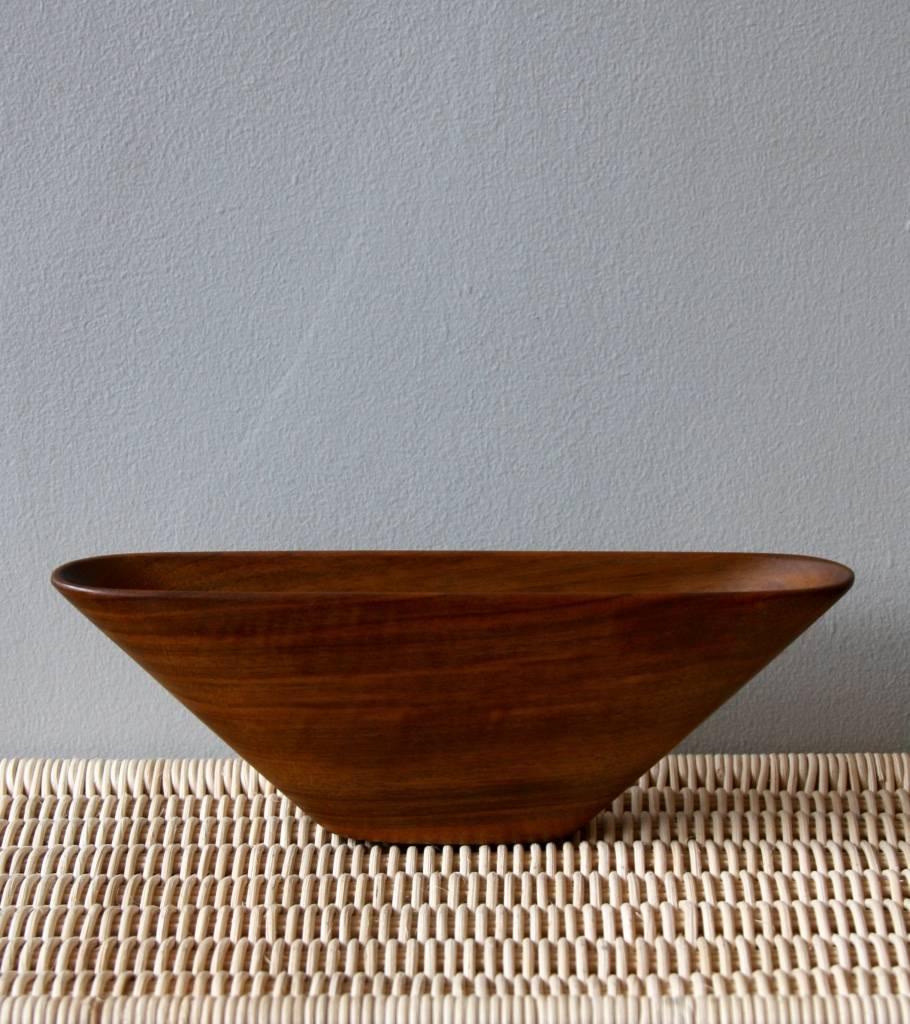 Vintage sculptural vase in walnut by the Auböck Werkstätte, Vienna, circa 1950s.
The carefully studied proportions - the 7 cm depth equal to less then one quarter of the vase rim width - together with the straight grain running diagonally on the