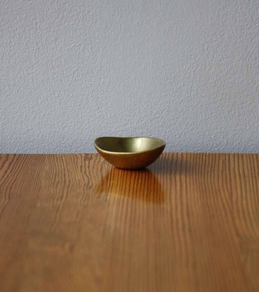 Small ashtray by the Auböck Werkstätte, Austria, Vienna, 1950s.
In polished brass with a uniform warm patina.
In good condition, stamped 'Auböck made in Austria' on the underside.