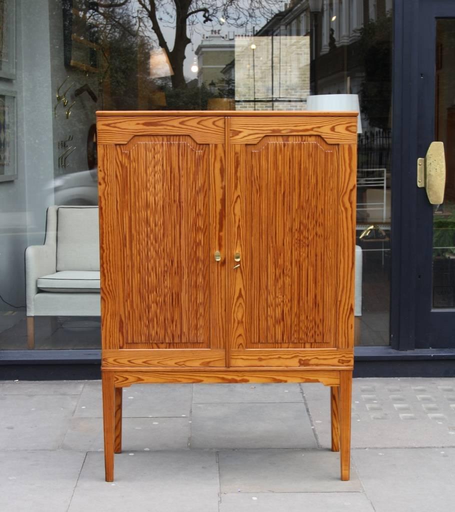 Large pine cabinet designed and made by Carl Malmsten, Denmark, circa 1950.
The doors are carved and fluted and all the external surfaces boast the evident wood grain which takes a decorative role as in other pieces by the Swedish architect. The