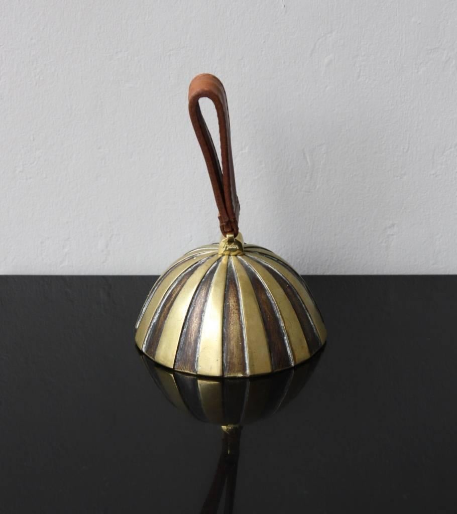 Vintage bell by the Auböck workshop, Vienna, second half of the 1900.
The brass barrel has stripes alternatively polished and patinated, and a strap leather attached to the top. Stamped 'Auböck' and in excellent condition.
  