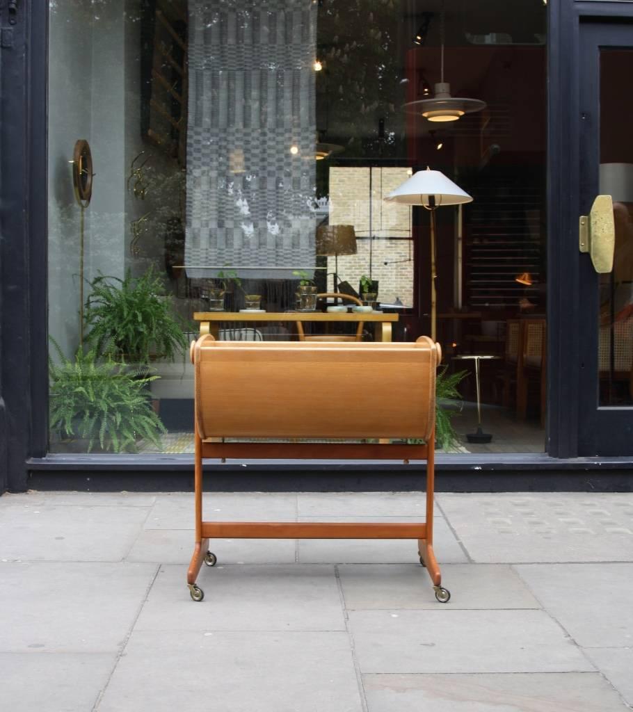 Vintage cradle in pine designed by Nanna Ditzel in 1964 for Kold Saverk.
Named Lulu after Nanna's daughter, the cradle has the original mattress and wheels.
Underneath the strut there are two brass screws that when unscrewed allow the cradle to