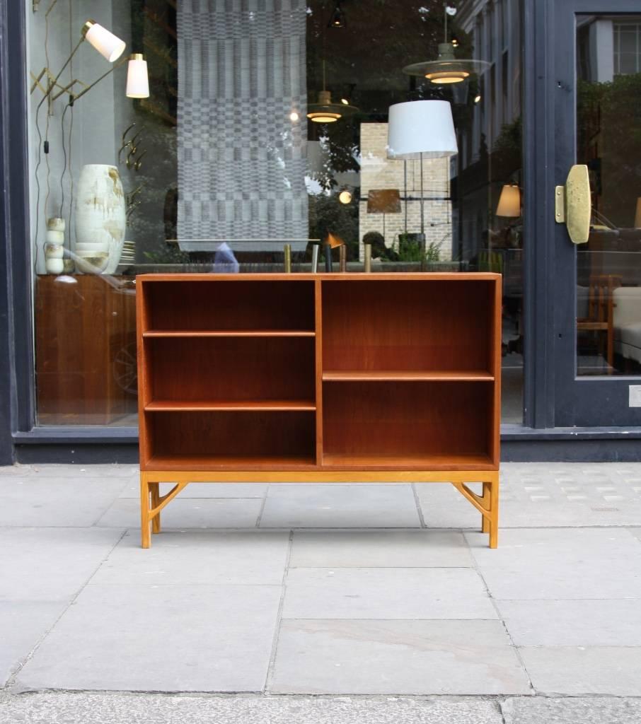 Single bookcase designed by Børge Mogensen for FDB in 1950s. 
With a base in oak the bookcase is made of solid wood and veneered in teak. The shelves can be easily moved; in excellent condition.
