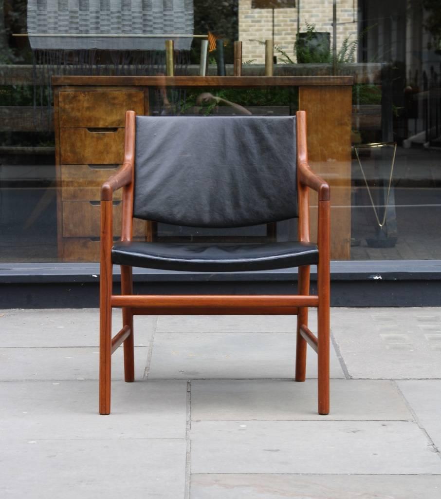 Sessel Modell JH507, entworfen 1952 von Hans Wegner und hergestellt von Johannes Hansen. Der Stuhl ist aus massivem, handgeschnitztem Teakholz gefertigt und hat das originale schwarze Leder auf Sitz und Rückenlehne.
Diese Ausführung wurde nur in