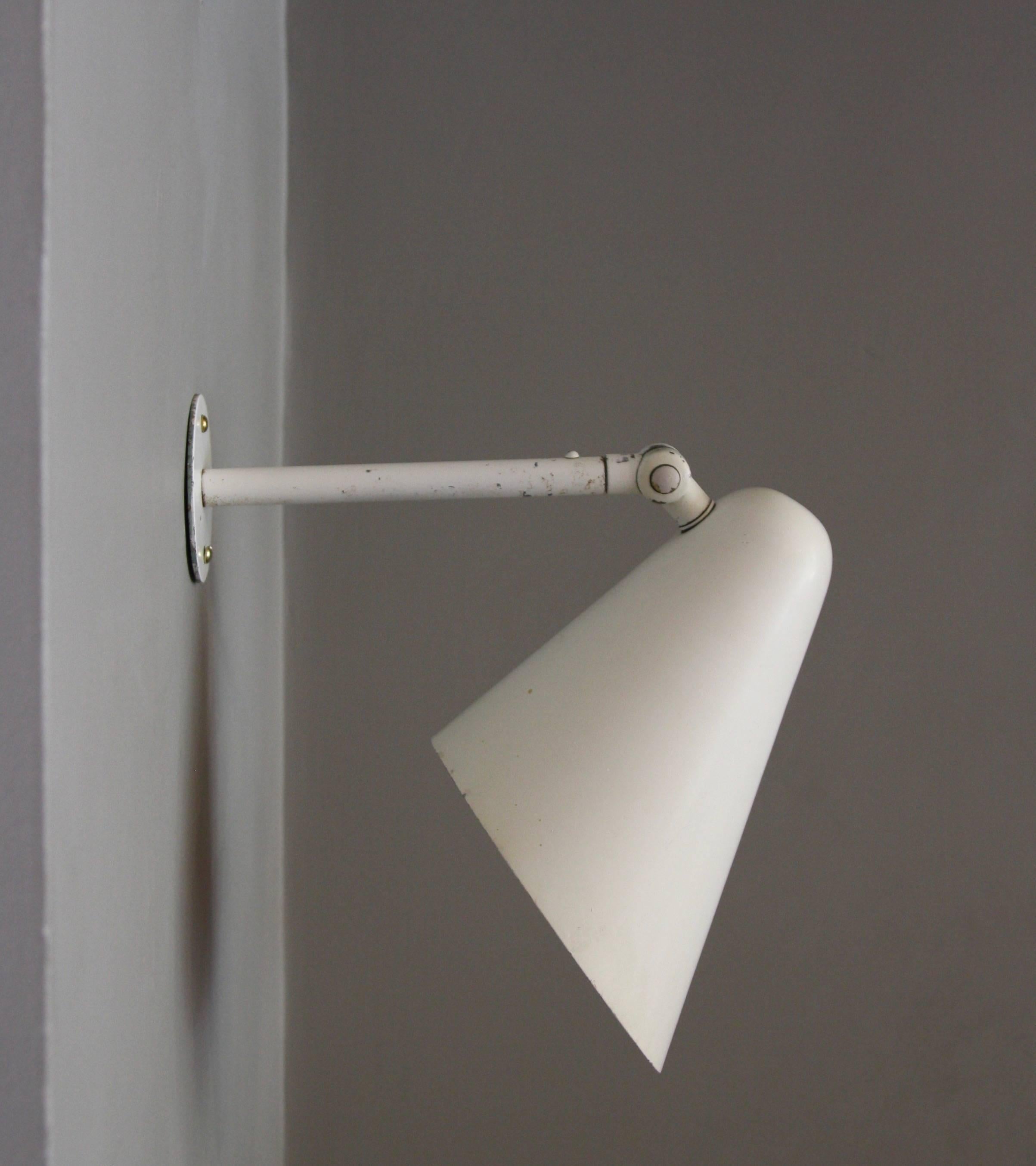 A single, medium sized, articulated wall light attributed to Vilhelm Lauritzen circa late 1930s and made by Louis Poulsen.
The lamp's hinge mechanism allows the shade of the light to be easily adjusted.
Newly wired but retaining the original white