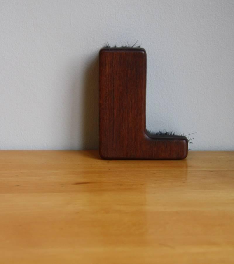 Carl Auböck III, 1960s, Alphabetical 'L' Shaped Walnut Clothes Brush For Sale 1