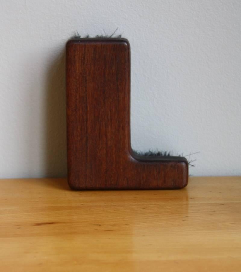 Carl Auböck III, 1960s, Alphabetical 'L' Shaped Walnut Clothes Brush In Excellent Condition For Sale In London, GB