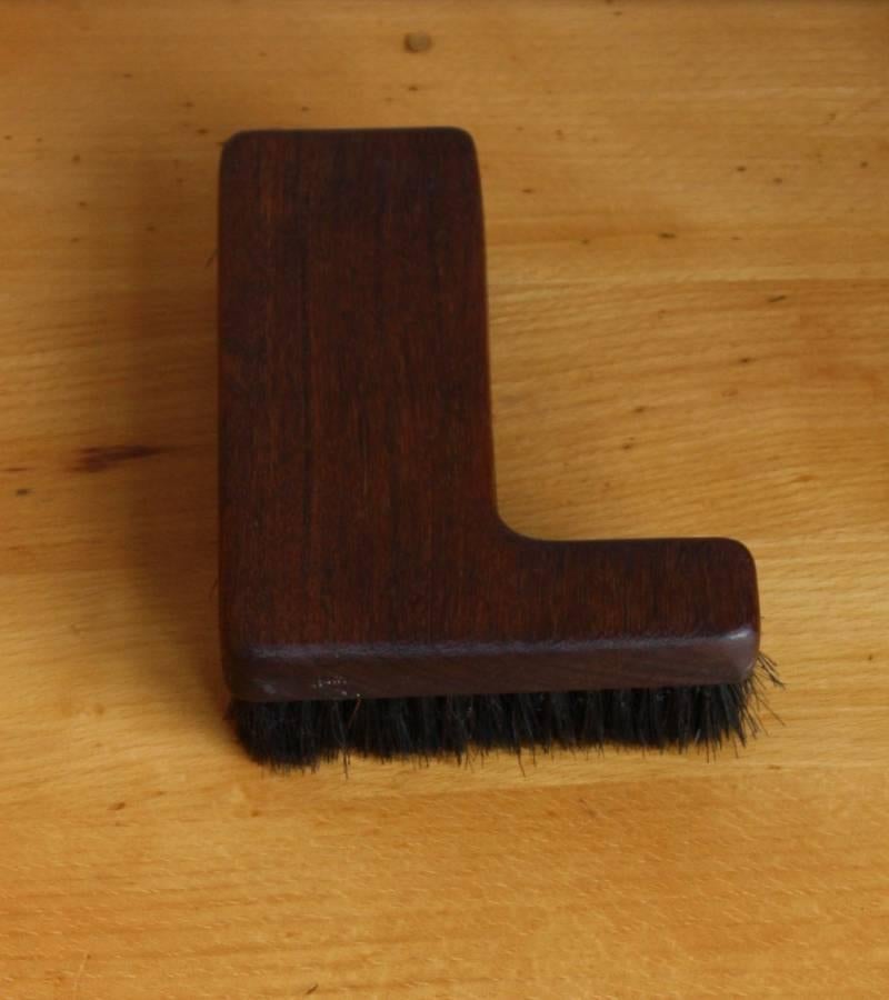 L-shaped coat brush designed and made by Carl Auböck III, Vienna, circa 1960.
The model 5000 alphabetical clothes brushes were designed in 1961 and a came in a variety of finishes. Some brushes were clad in horn or leather.
This letter ‘L’ brush