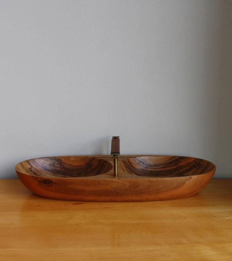 Vintage nut bowl carved out of solid walnut by Carl Auböck II, Vienna, circa 1950.
The bowl bears the Auböck stamp underneath and has a brass handle upholstered in leather.
In excellent condition.