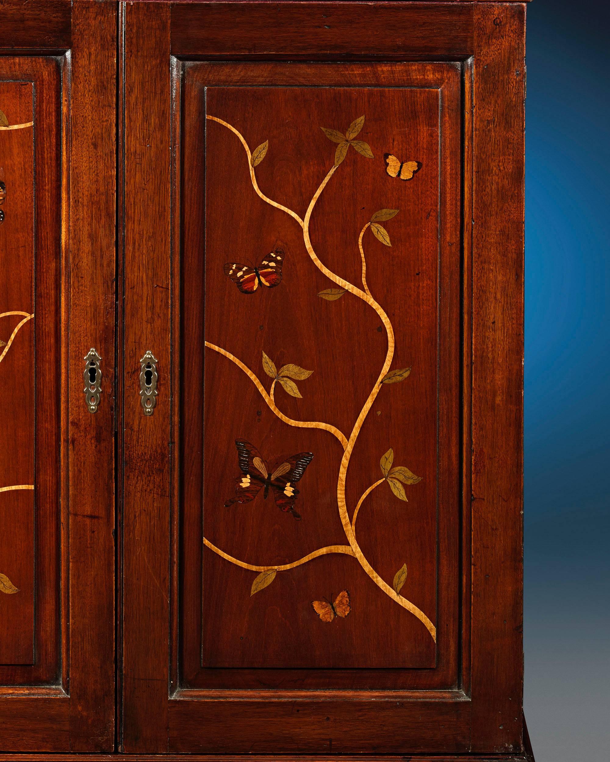 XIXe siècle Armoire à papillons en acajou