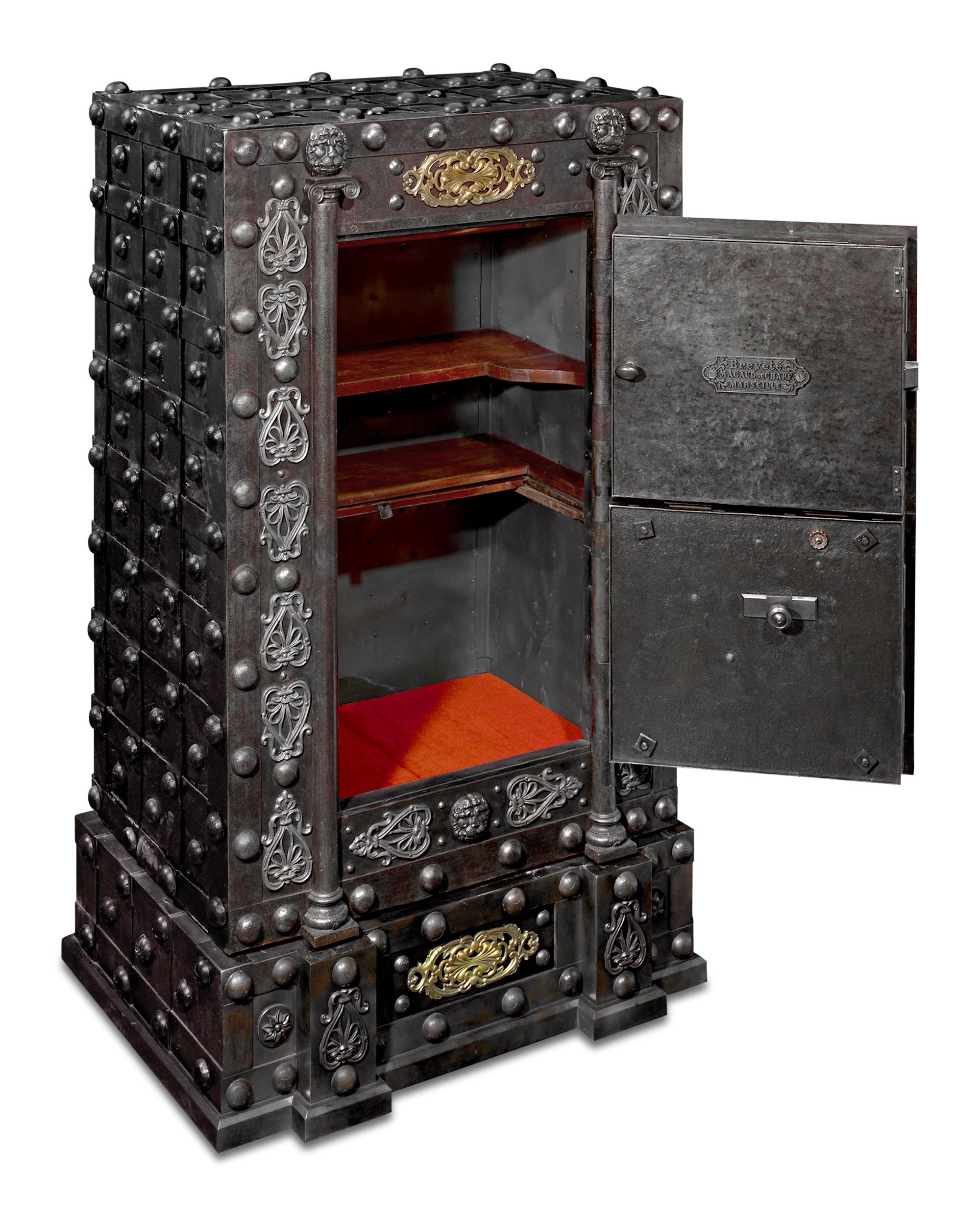 Coffre-fort français
Magaud de Charf
Circa 1830

Merveille d'ingéniosité mécanique et d'artisanat exceptionnel, ce coffre-fort à clapet français entièrement fonctionnel représente l'une des méthodes les plus sûres pour conserver des objets de valeur