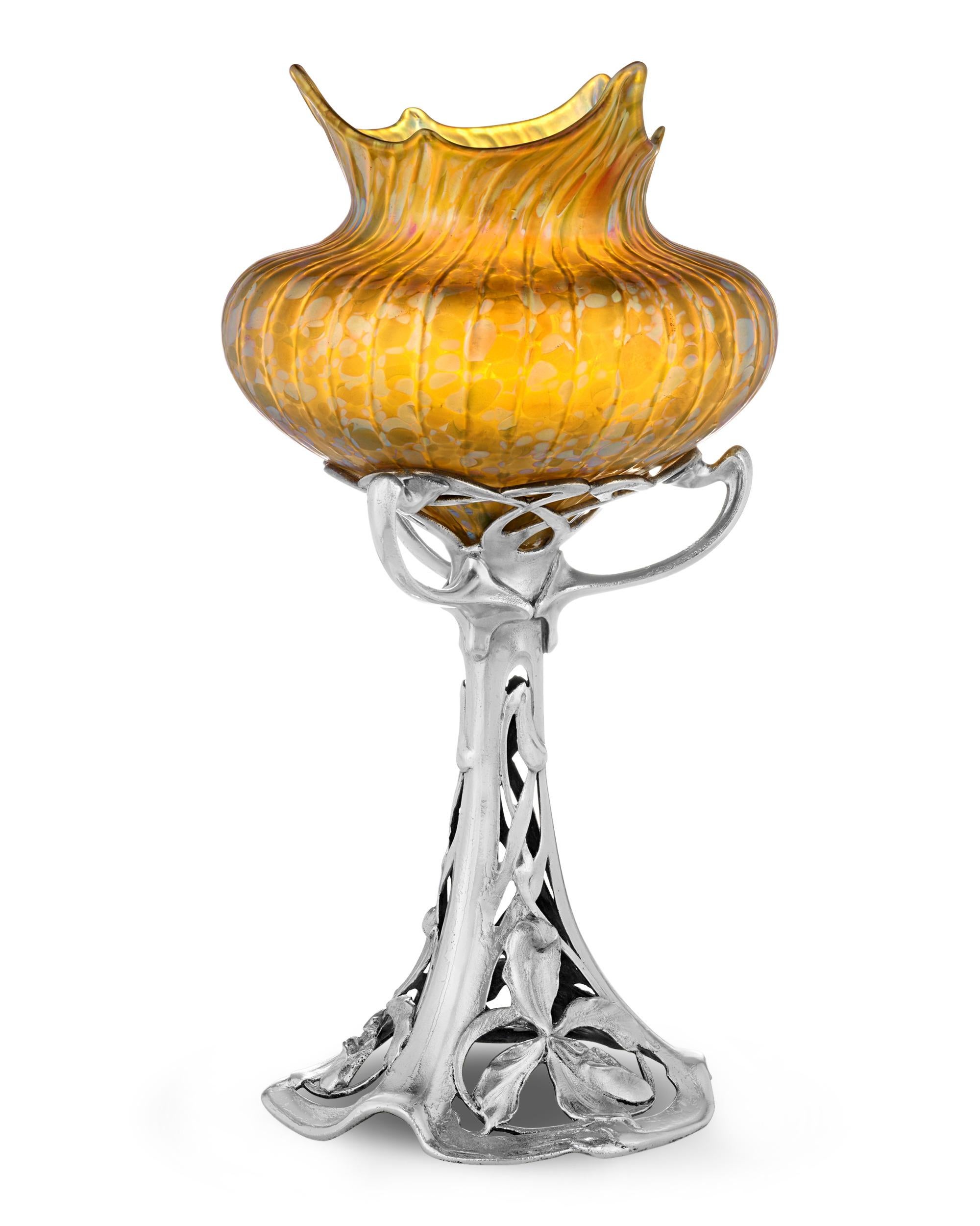 Phaenomen Genre Vase
Loetz
Circa 1890-1899

This elegant Jugendstil vase by Loetz exudes an enchanting, colorful glow, featuring the iconic Phaenomen Genre Series 1 glass bowl, first introduced in 1890. Created by Johann Loetz Witwe, the expertly