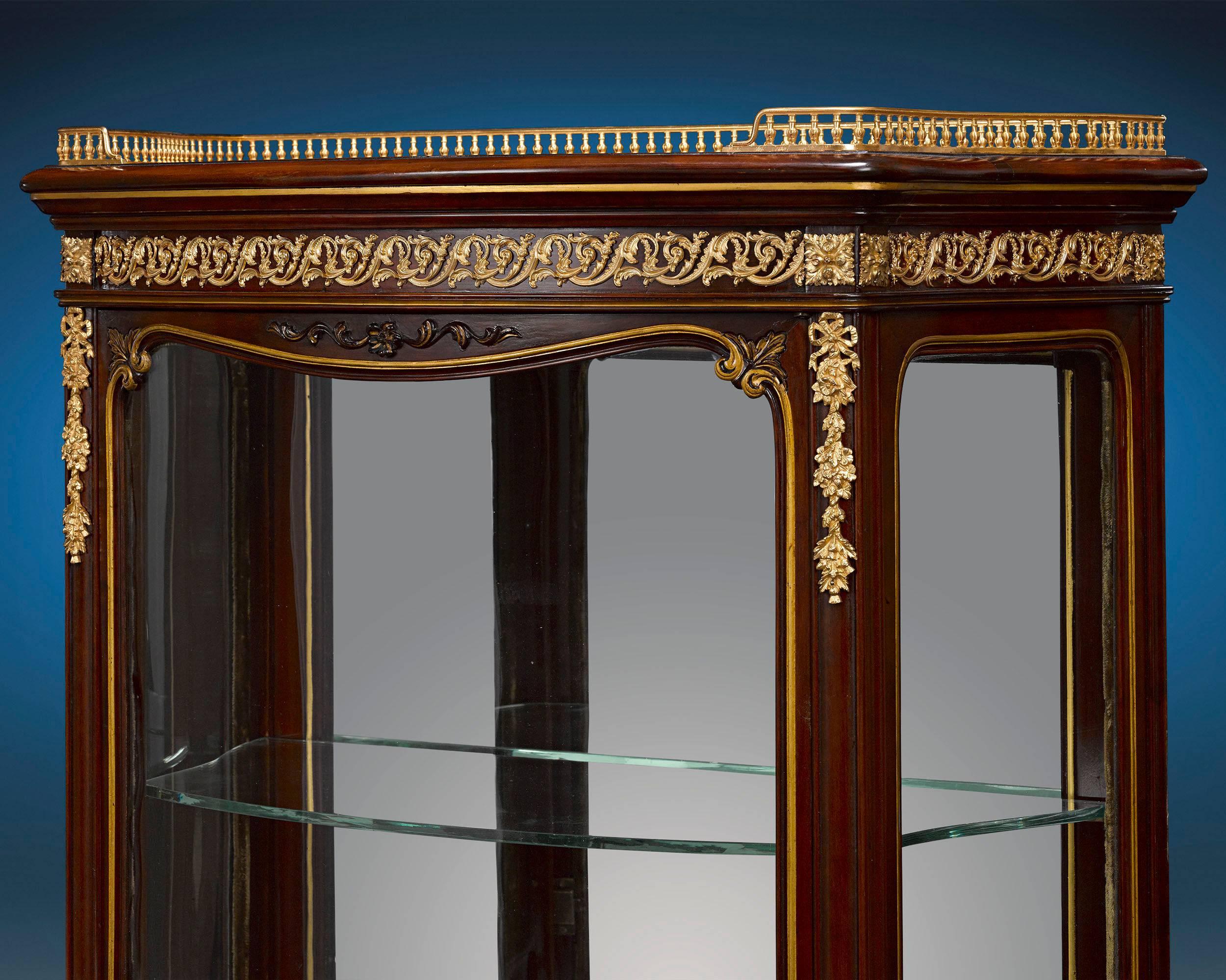Cette vitrine rare et étonnante a été réalisée par l'illustre ébéniste français François Linke. Maître du style Louis XVI, Linke était réputé pour ses créations très originales qui mêlaient l'opulence du rococo à des éléments de l'Art nouveau. Les