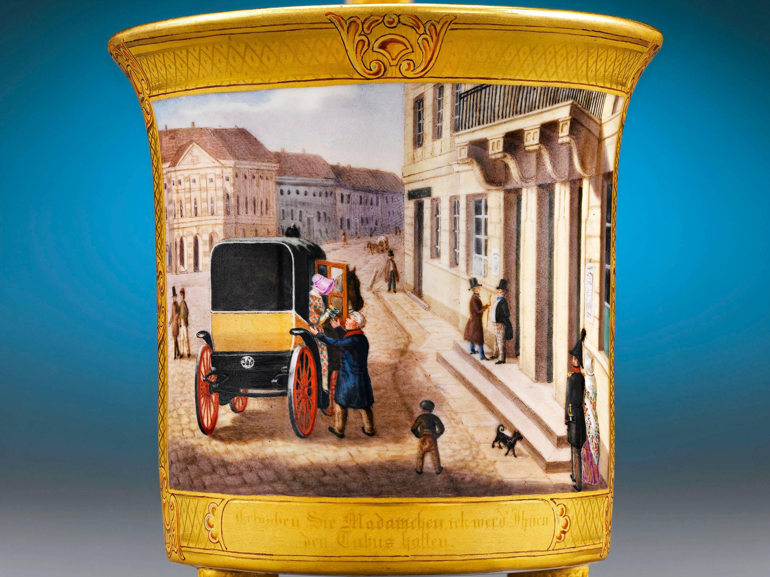 Cette tasse et cette soucoupe rares et uniques de KPM Berlin commémorent à la fois un art exceptionnel et une histoire personnelle pleine d'humour. Sur le plan iconographique:: la tasse raconte une histoire légère et amusante concernant une Mme