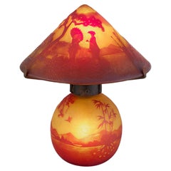 Lampada da tavolo in vetro con motivo paesaggistico "Cameo" di Muller Frères