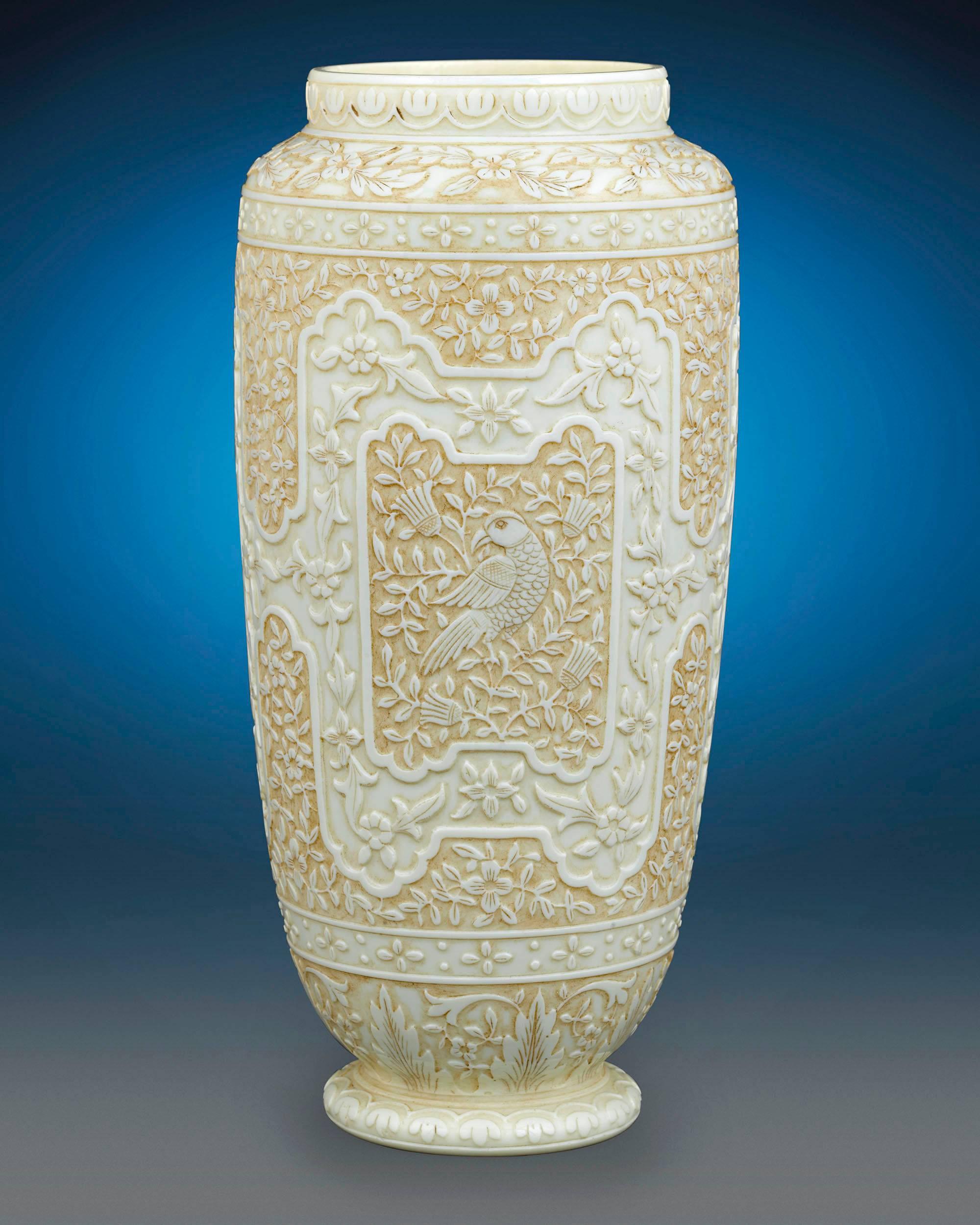 Diese handgefertigten Vasen von Thomas Webb & Sons, die den subtilen Luxus von Elfenbein nachahmen, sind eine bemerkenswerte Rarität. Webb entwickelte sein berühmtes Elfenbeinglas erstmals in den frühen 1880er Jahren, einer Zeit, in der das berühmte