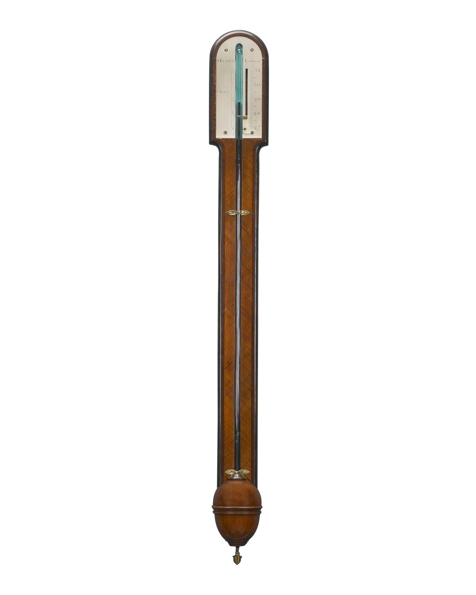 Ce baromètre exceptionnel de l'époque géorgienne, réalisé par le grand fabricant d'instruments londonien John Bennett, reflète fortement le style de mobilier et les éléments architecturaux de l'époque dans sa simplicité classique. Il ne reste pas