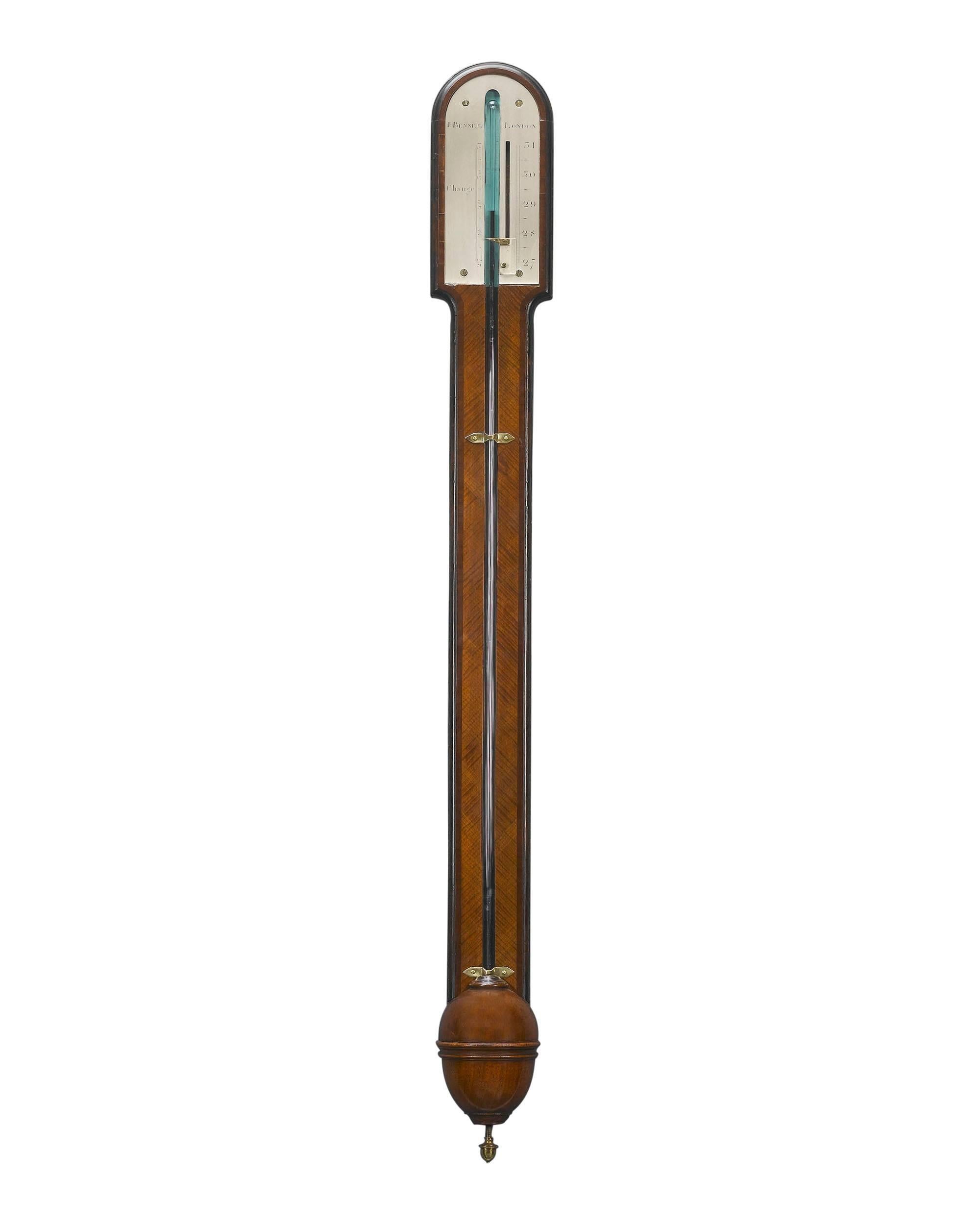 Questo eccezionale barometro georgiano, realizzato dall'importante costruttore di strumenti londinese John Bennetts, riflette fortemente lo stile di arredamento e gli elementi architettonici dell'epoca nella sua semplicità classica. Non sono rimasti