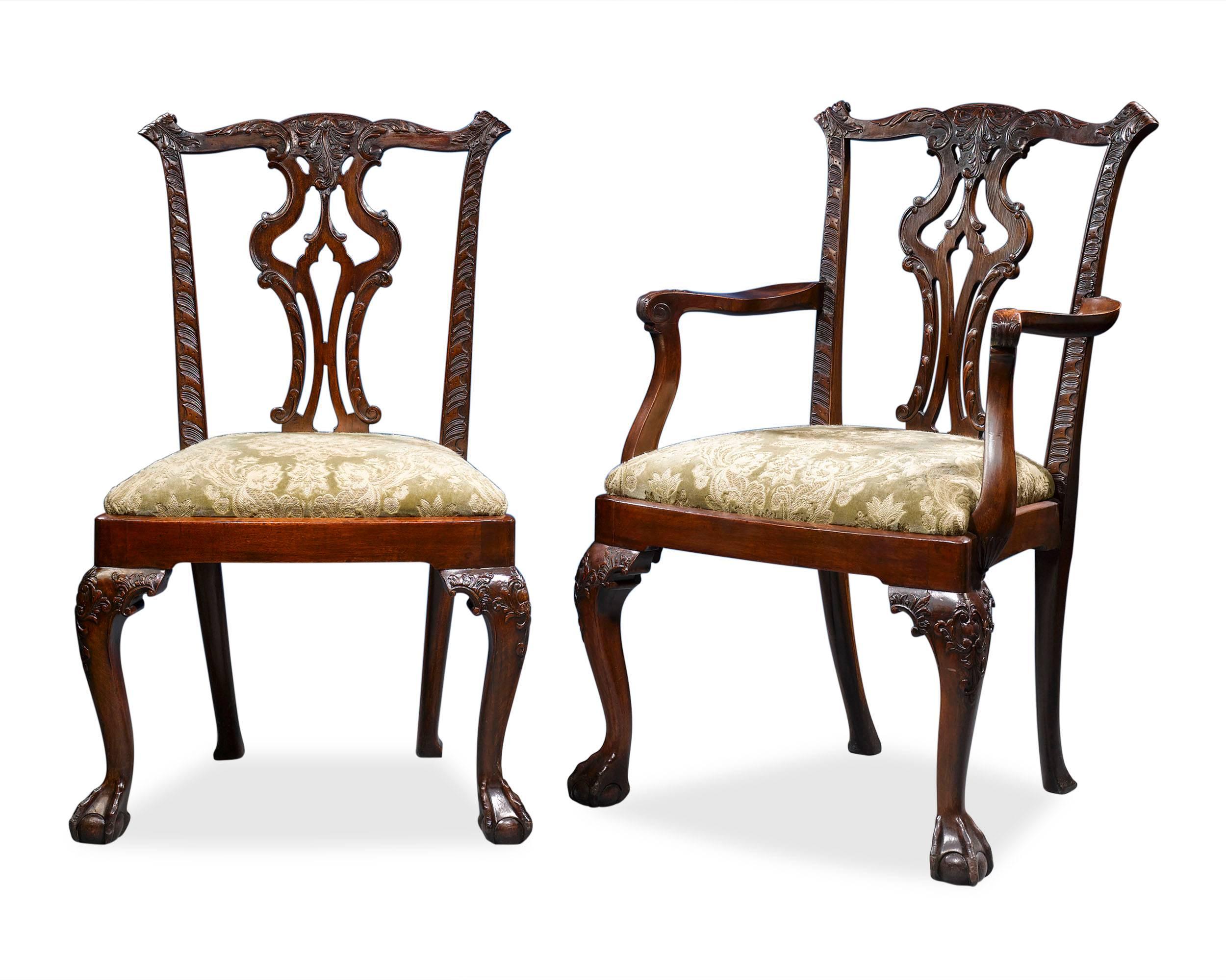 Ein feiner Satz von zehn englischen Mahagoni-Esszimmerstühlen im Chippendale-Stil des 19. Das Set besteht aus acht Beistellstühlen und zwei Sesseln. Die Vorderbeine haben geschnitzte Kugel- und Krallenfüße, 

um 1880.