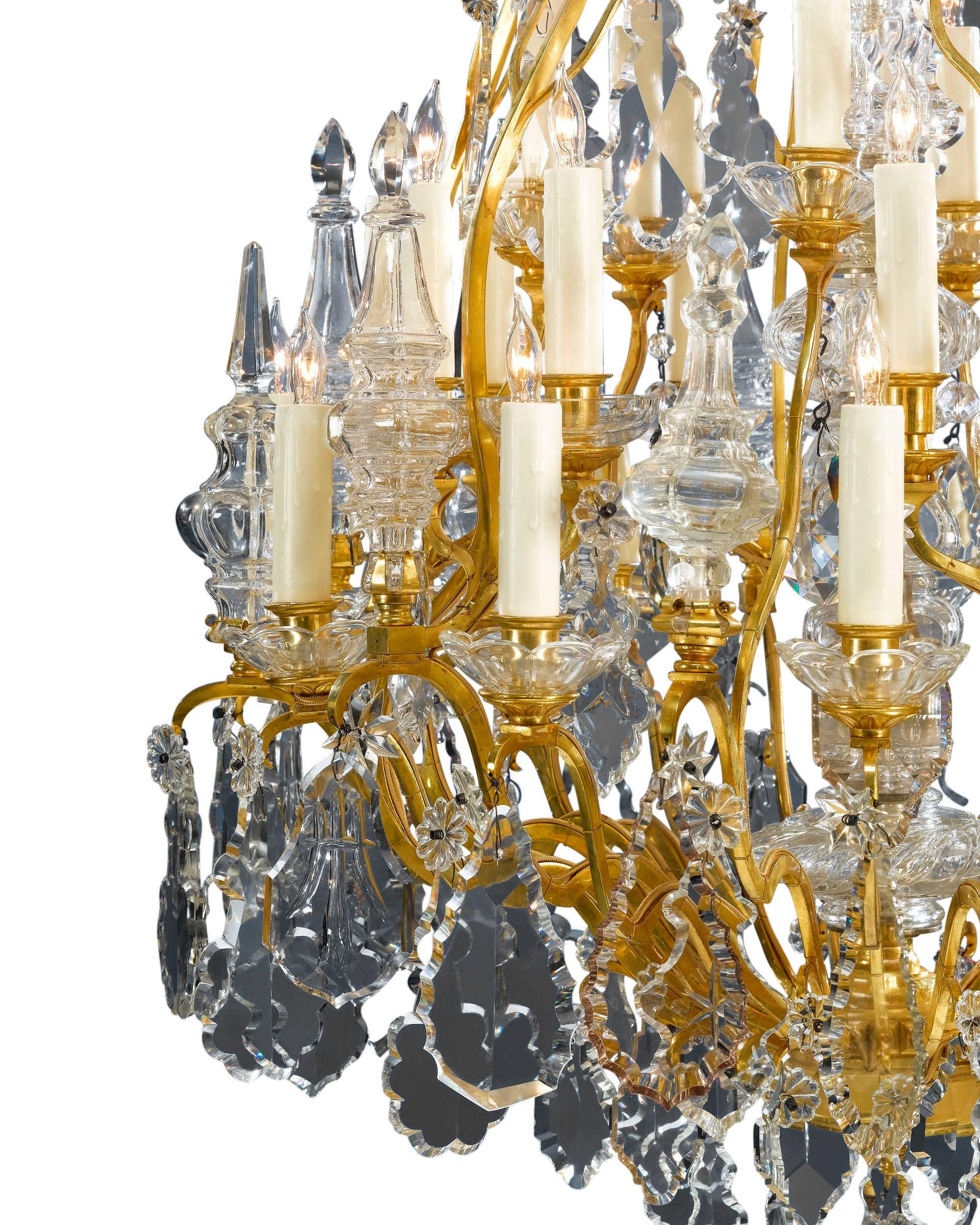 Français Lustre à trente lumières en cristal de Baccarat en vente