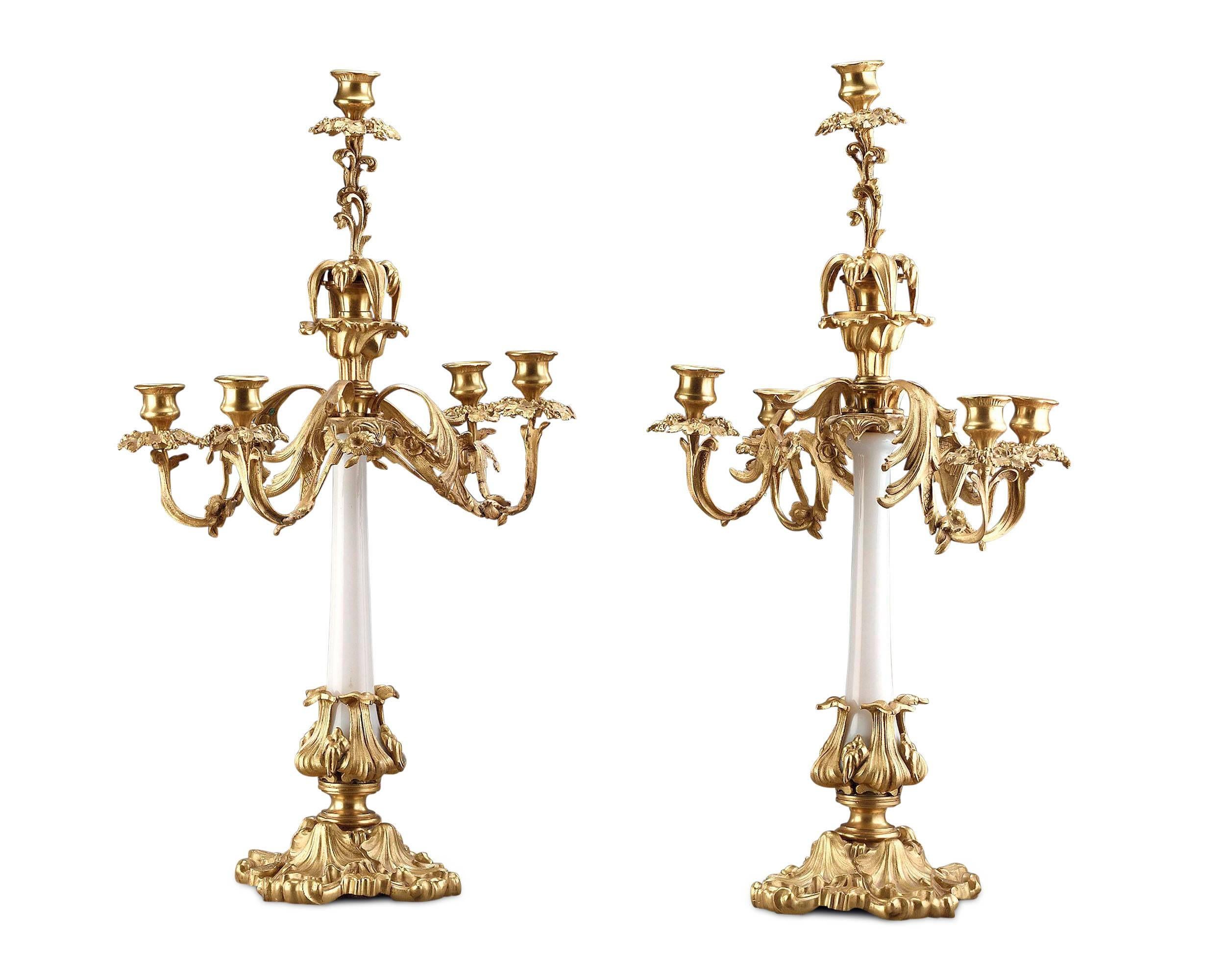 Une belle paire de candélabres français en verre opalin magnifiquement montés en bronze doré.

vers 1870.