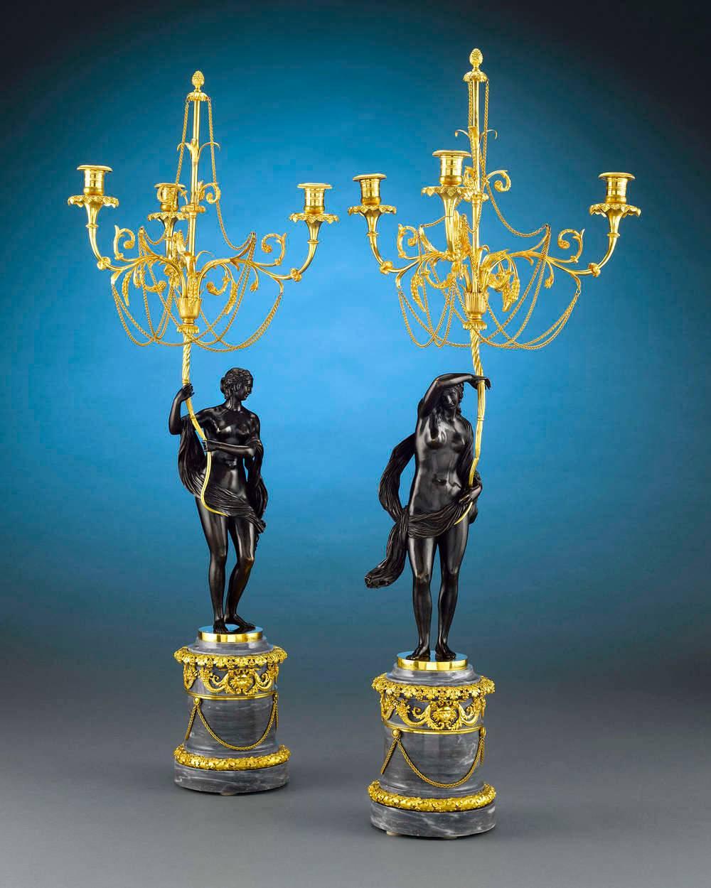 Dieses majestätische und unglaublich seltene Leuchterpaar ist der Inbegriff russischer Handwerkskunst und wäre dem Zaren würdig gewesen. Diese prächtigen figuralen Bronzeleuchter im Stil Ludwigs XVI. wurden im neoklassizistischen Stil geschaffen,