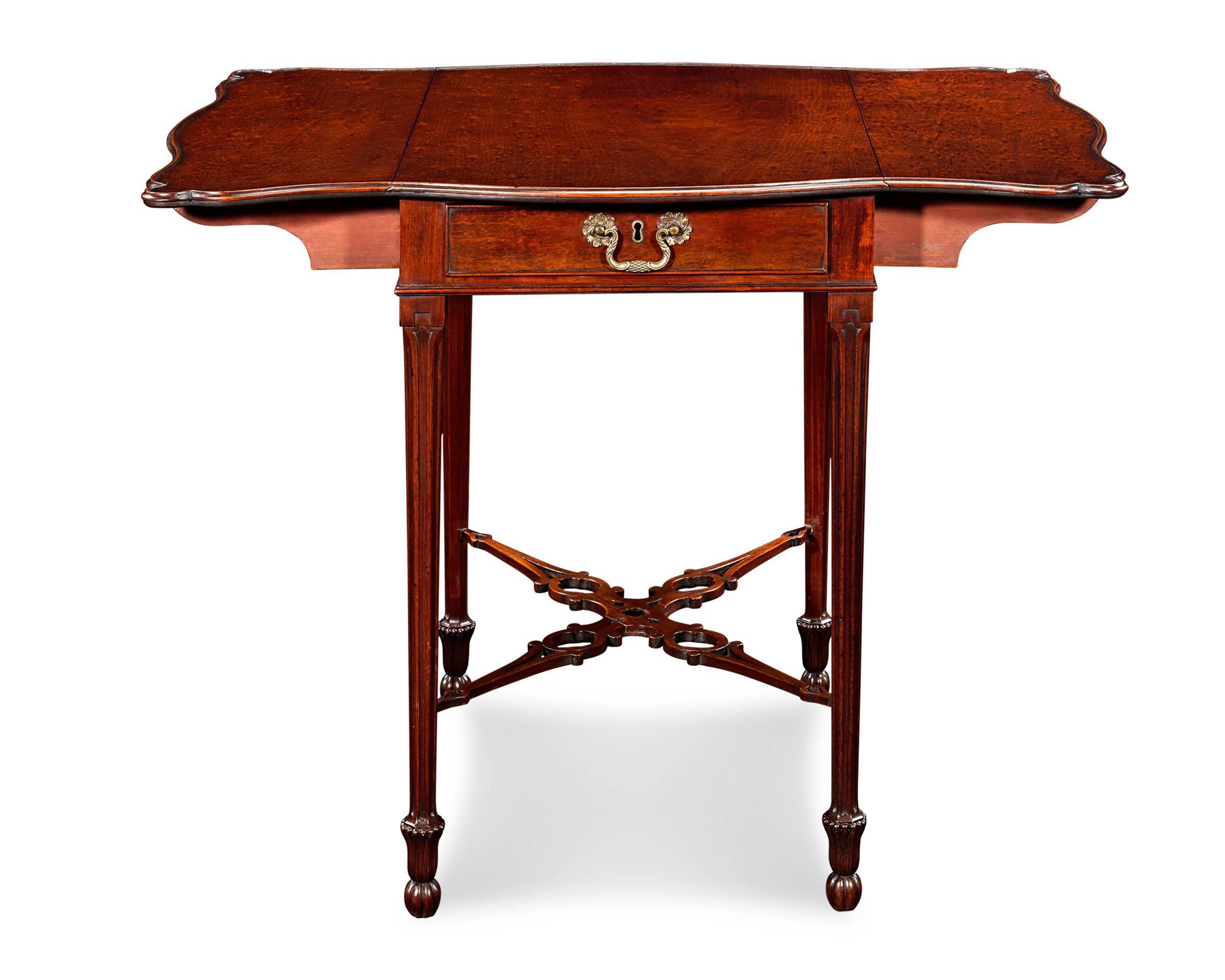 18th Century Chippendale Style Pembroke Table  In Excellent Condition In New Orleans, LA
