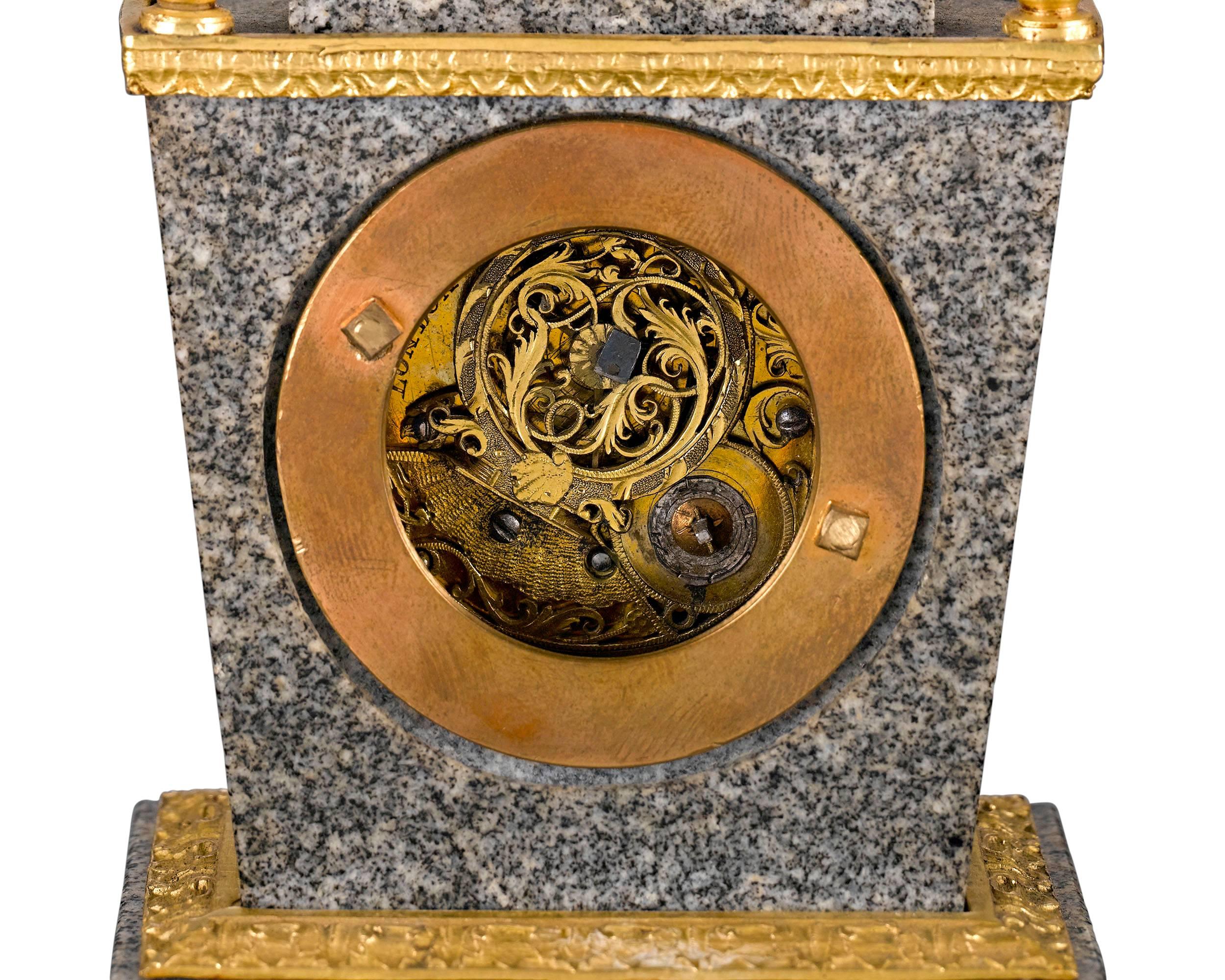 Un boîtier en porphyre exquis et en bronze doré abrite le mouvement à verge de cette rare horloge de l'éminent horloger anglais John Ellicott. Les créations d'Ellicott sont considérées comme les plus belles pièces d'horlogerie anglaises du XVIIIe