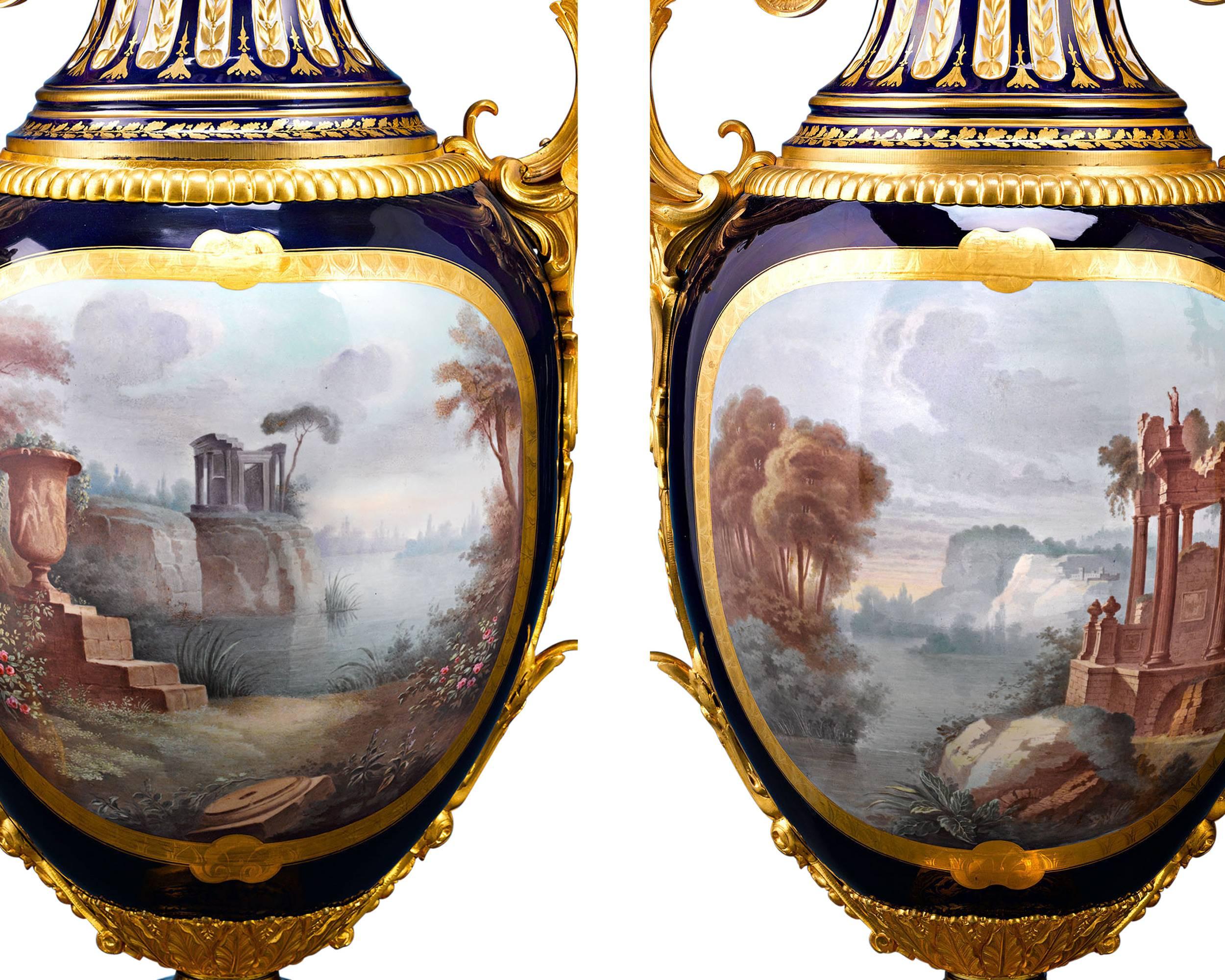 Sèvres Schloss Porzellan Urnen (Handbemalt) im Angebot