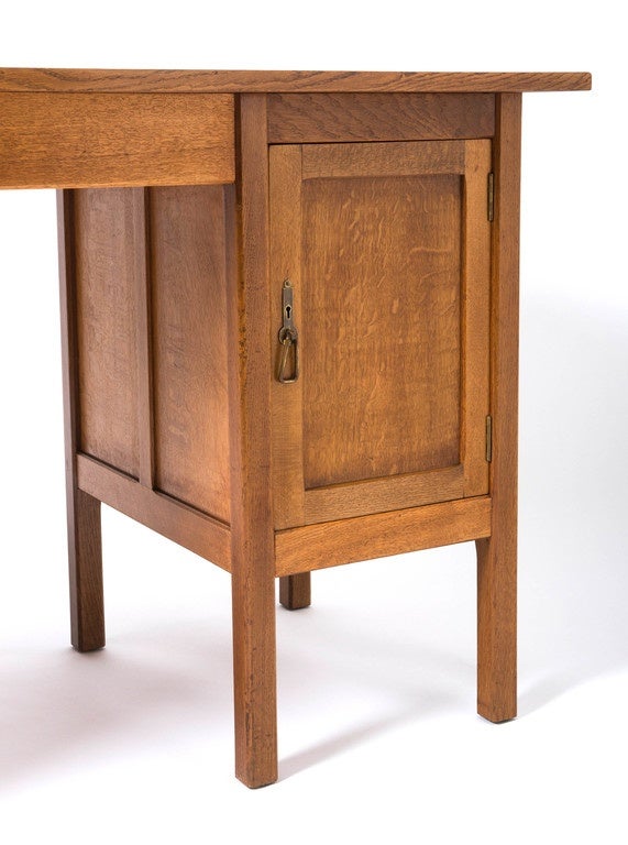 British Gordon Russell Arts and Crafts oak desk, England circa 1930 For Sale