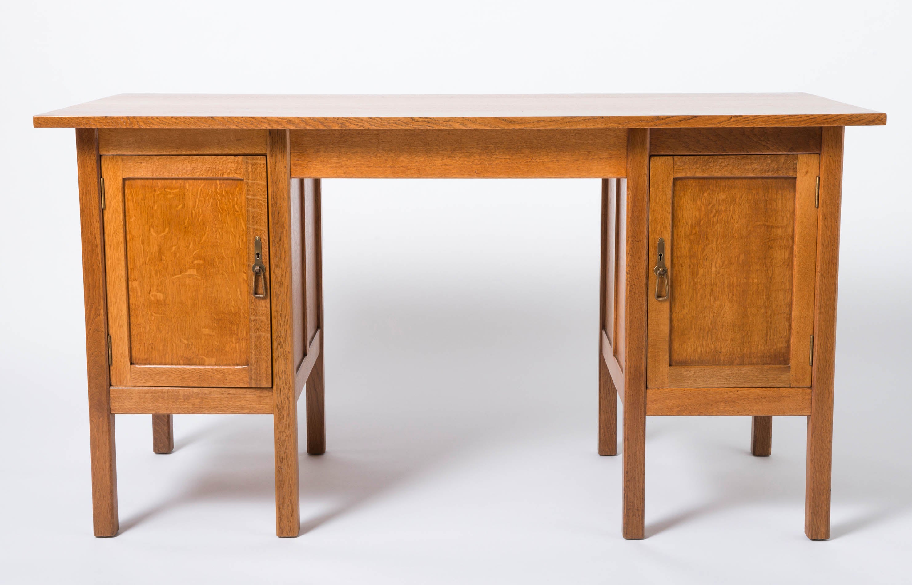 Gordon Russell Arts and Crafts oak desk, England circa 1930 For Sale