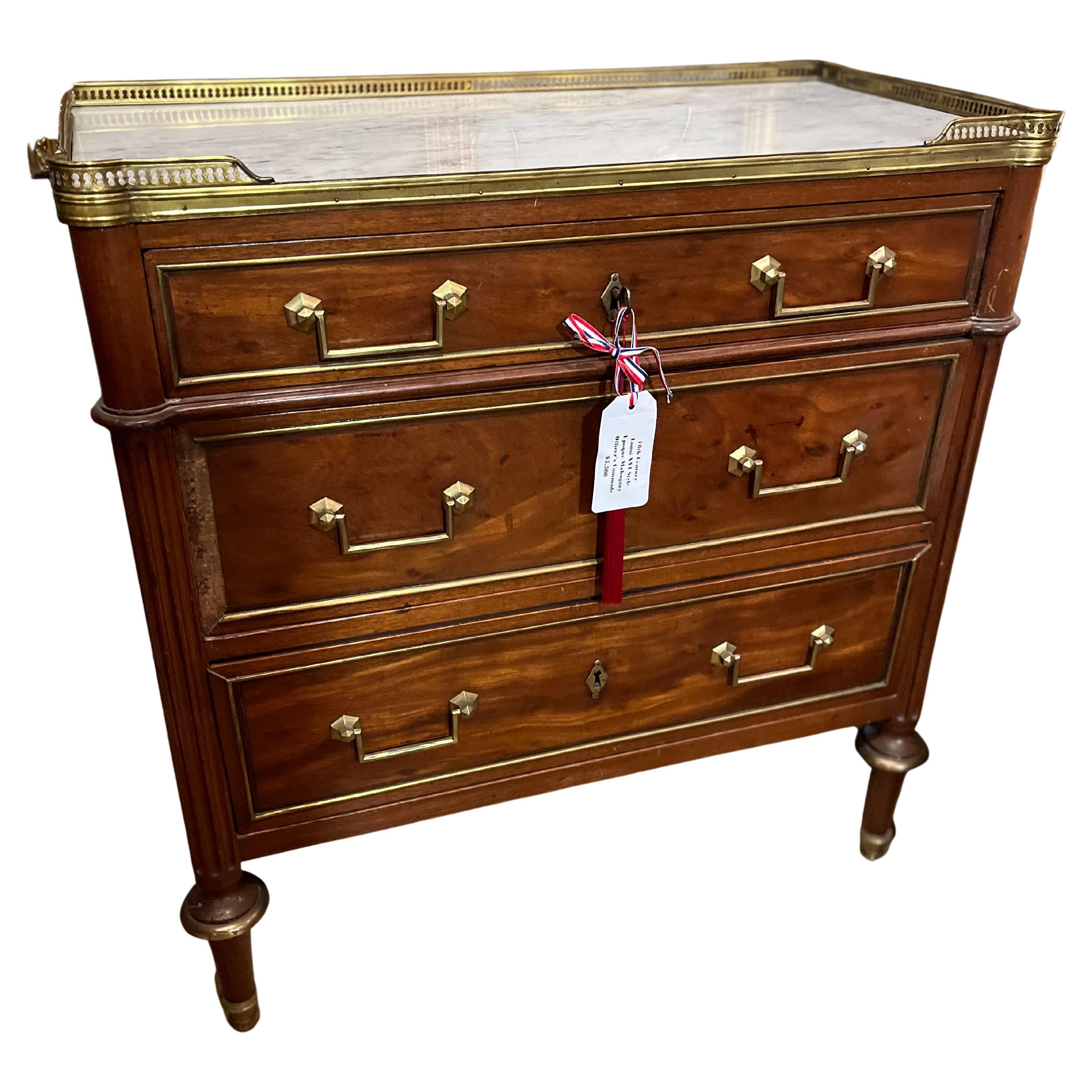 Commode d'officier du XVIIIe siècle en acajou de style Louis XVI.