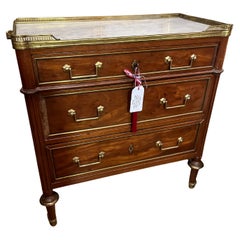 Officer's Commode aus Mahagoni im Louis-XVI-Stil der Epoque des 18. Jahrhunderts.