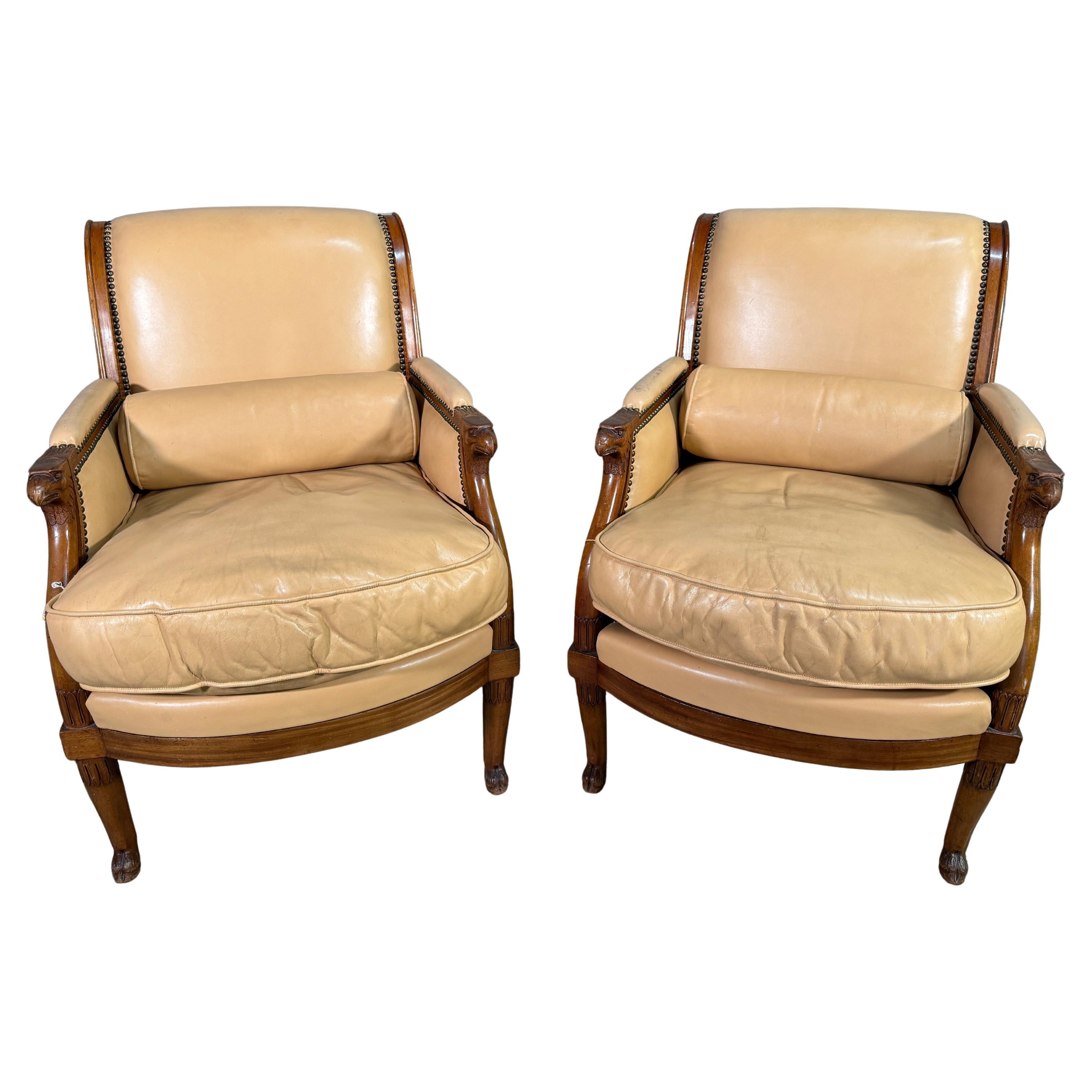 Paire de chaises de bergères en acajou blond de Dominique en vente
