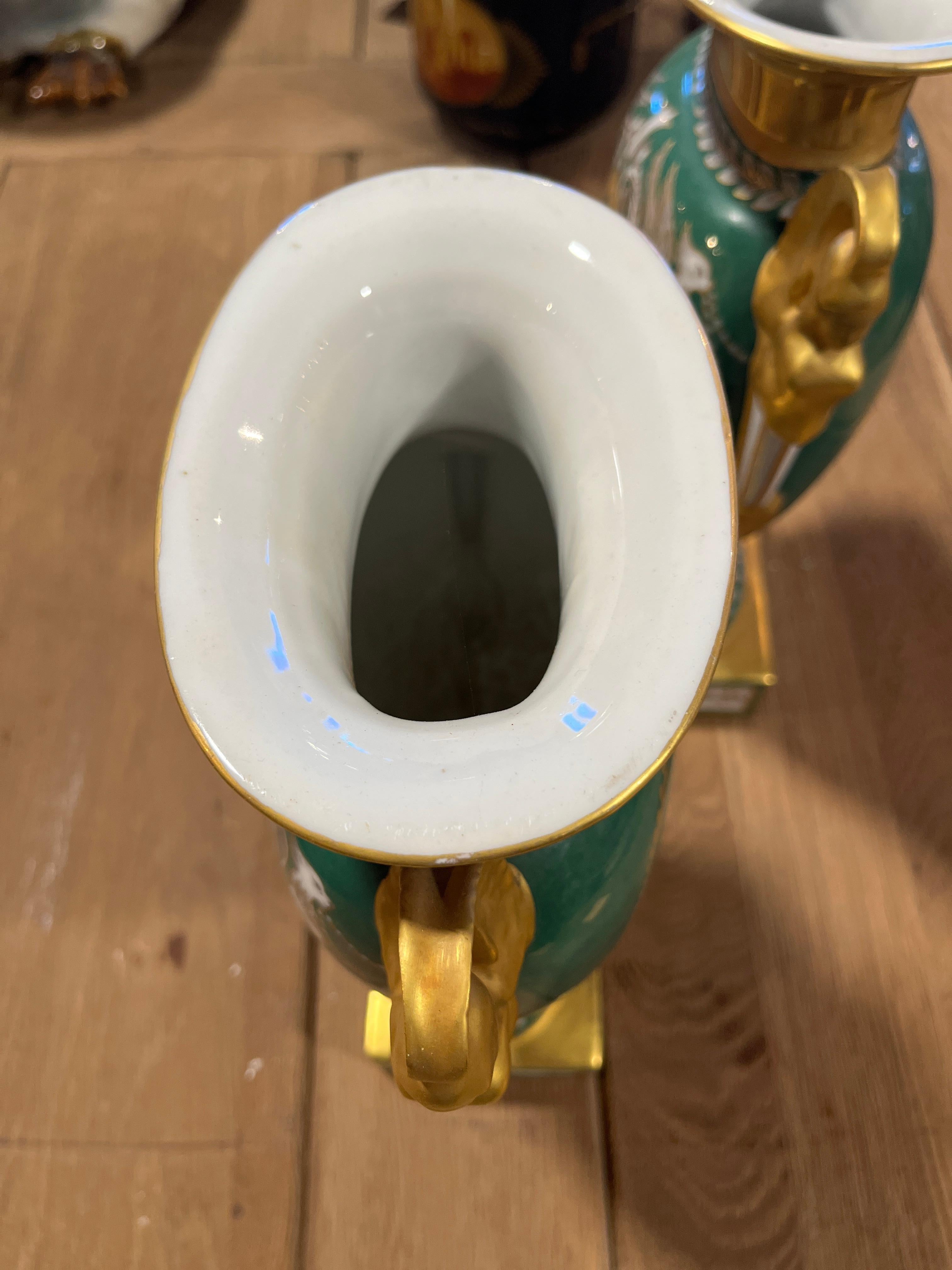 Art Nouveau Coppia di urne in porcellana parigina dorata del XIX secolo (fine) in vendita