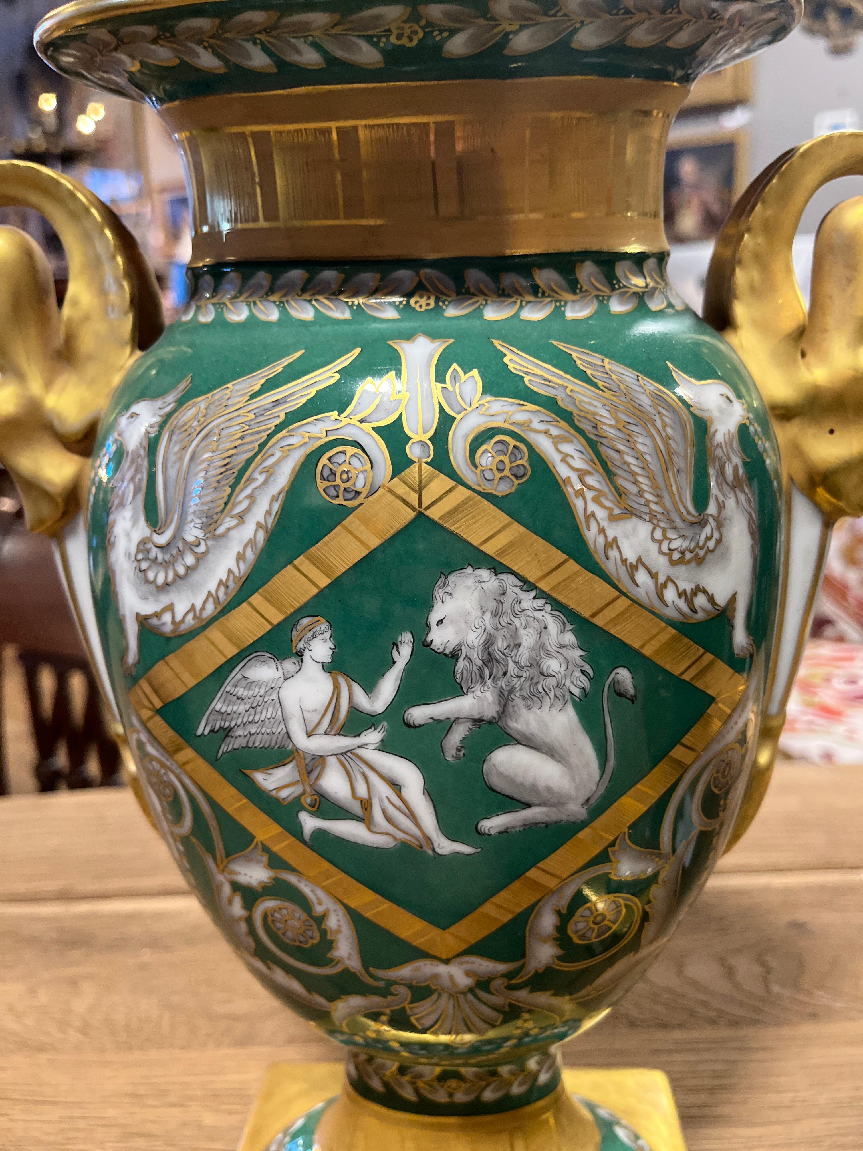 Porcellana Coppia di urne in porcellana parigina dorata del XIX secolo (fine) in vendita
