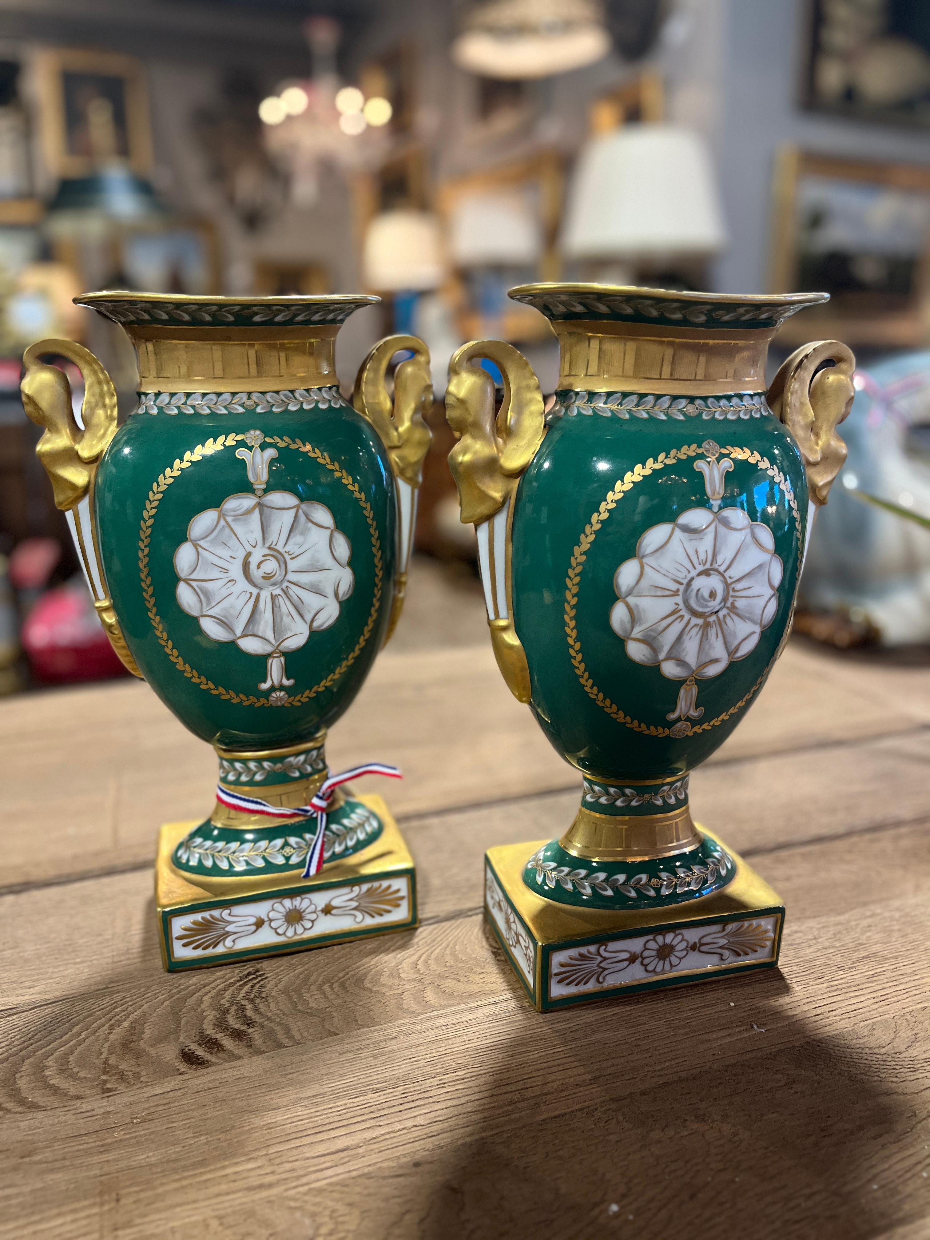 Coppia di urne in porcellana parigina dorata del XIX secolo (fine) 
Bellissima coppia acquistata in Francia. Usura appropriata all'età, vedi foto dettagliate o scrivici per qualsiasi domanda. 