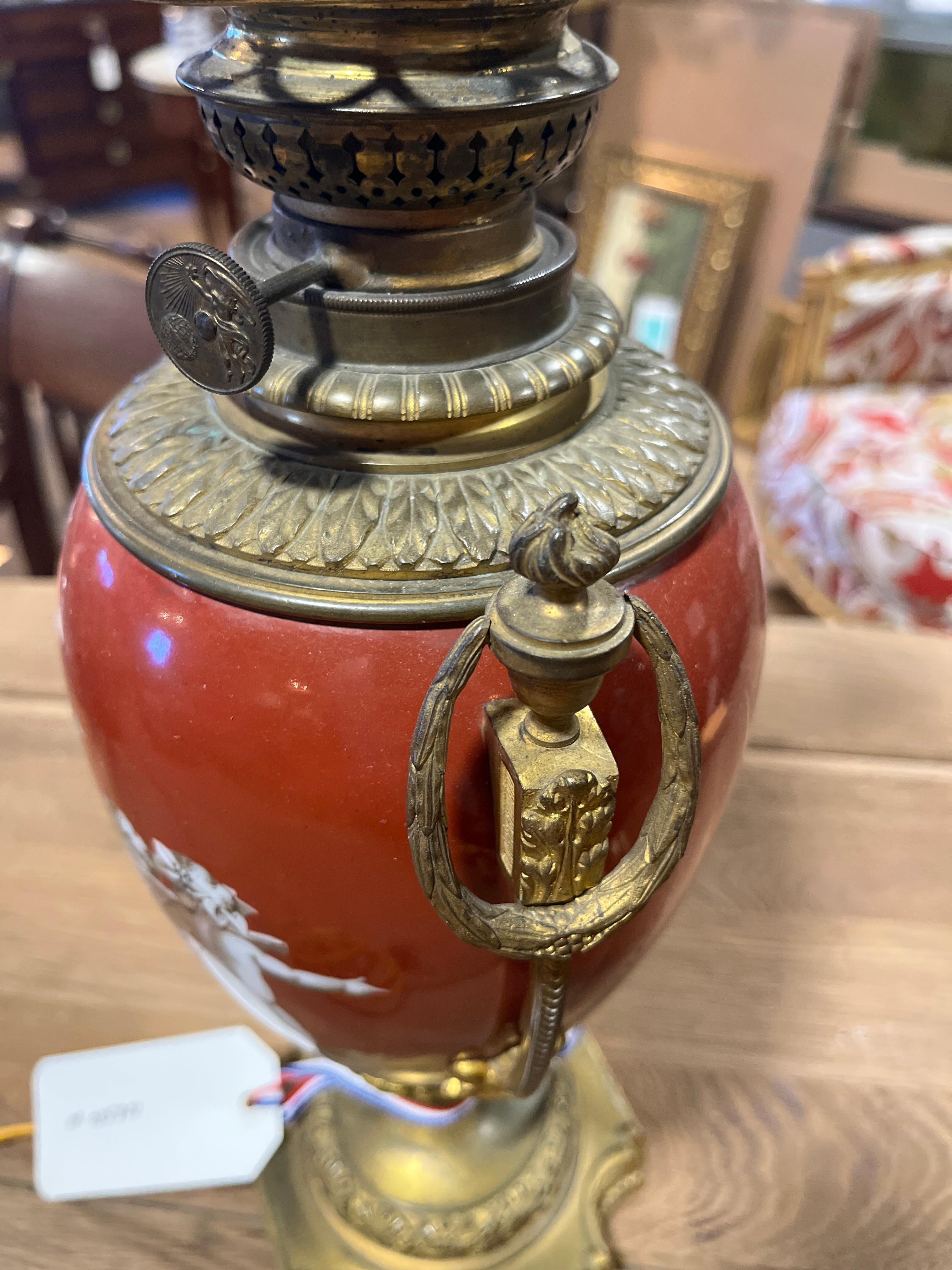 Europeo Coppia di lampade impero francesi del XIX secolo in porcellana di Parigi (ruggine) con montatura in ormù in vendita