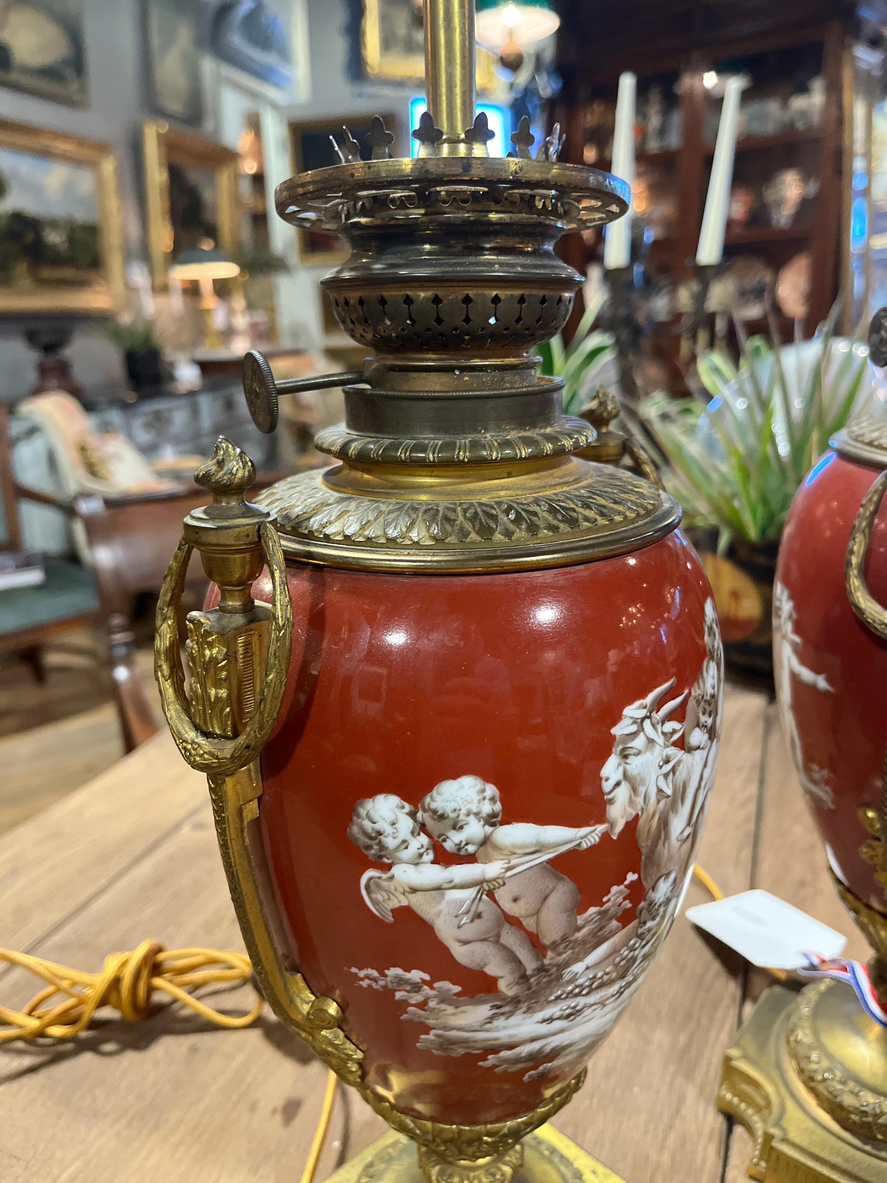 Coppia di lampade impero francesi del XIX secolo in porcellana di Parigi (ruggine) con montatura in ormù In condizioni buone in vendita a Scottsdale, AZ