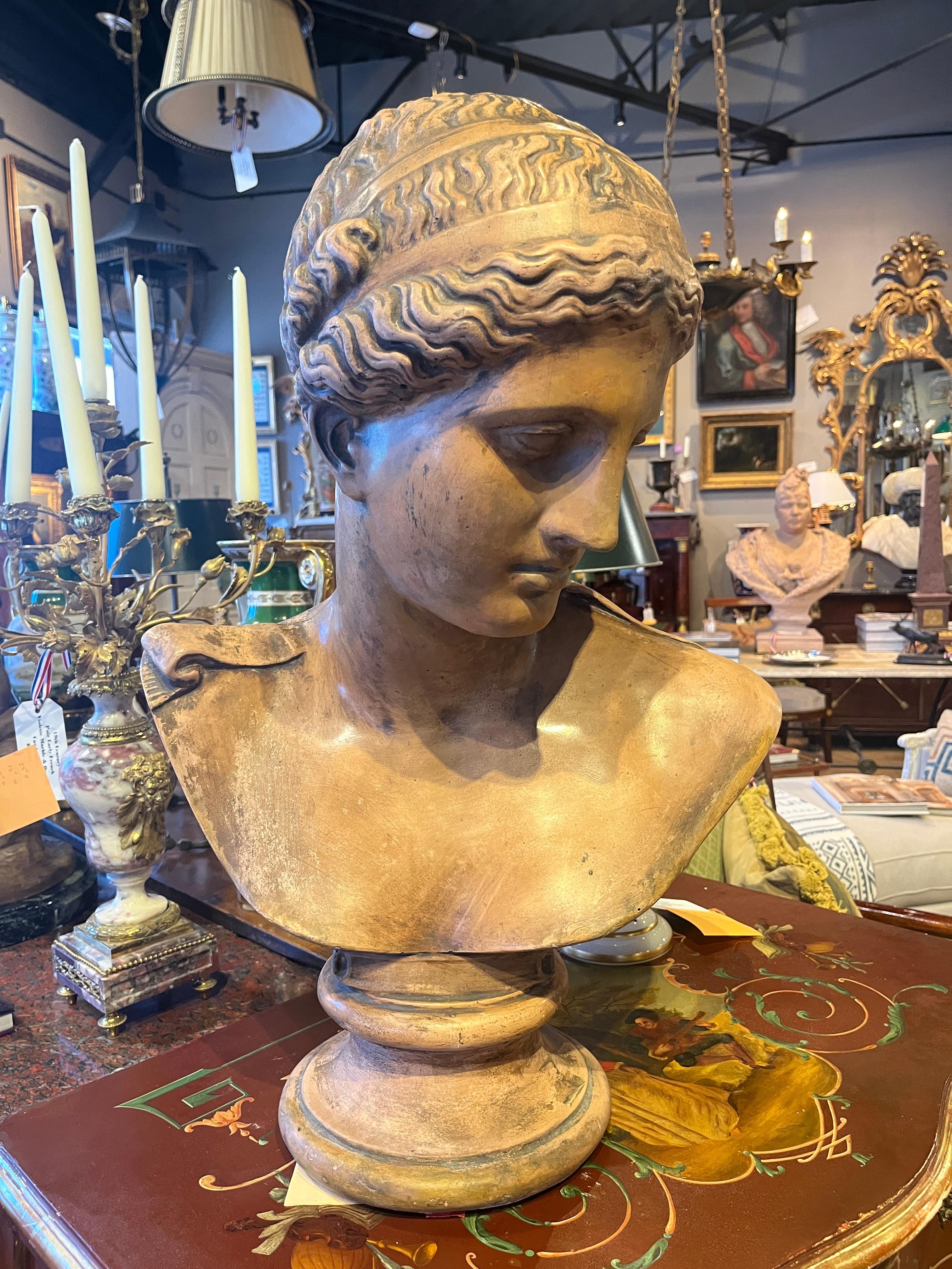 Busto in terracotta francese del 1910 circa dopo la Venere di Milo. Bellissimo pezzo acquistato in Francia. Usura appropriata all'età, vedi foto dettagliate o scrivici per qualsiasi domanda. 