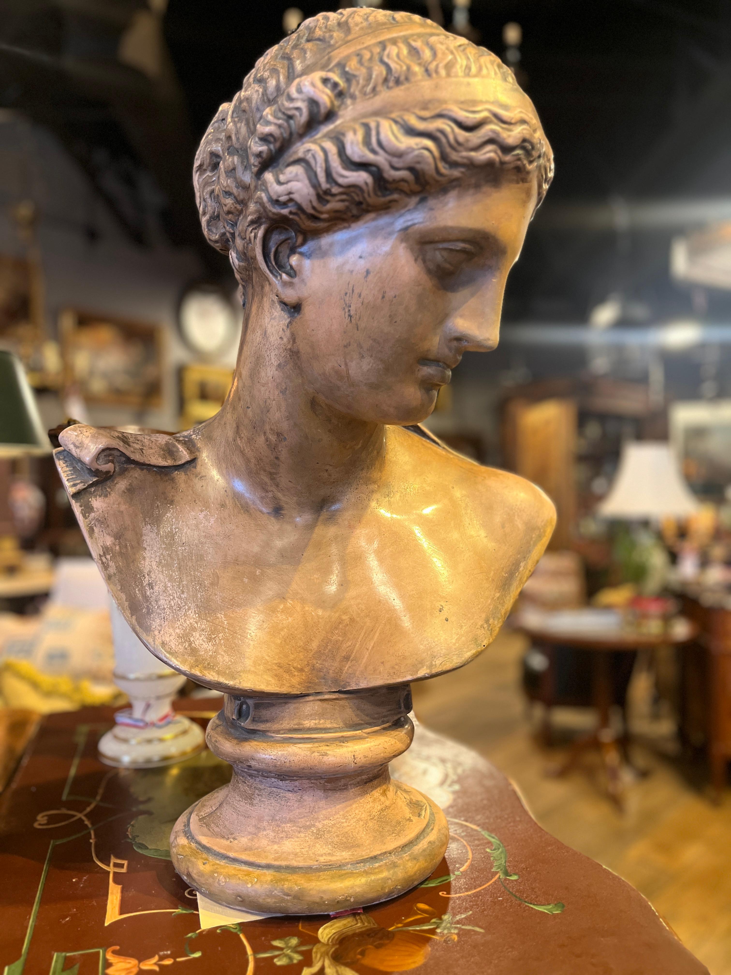 Busto in terracotta francese del 1910 circa dopo la Venere di Milo In condizioni buone in vendita a Scottsdale, AZ