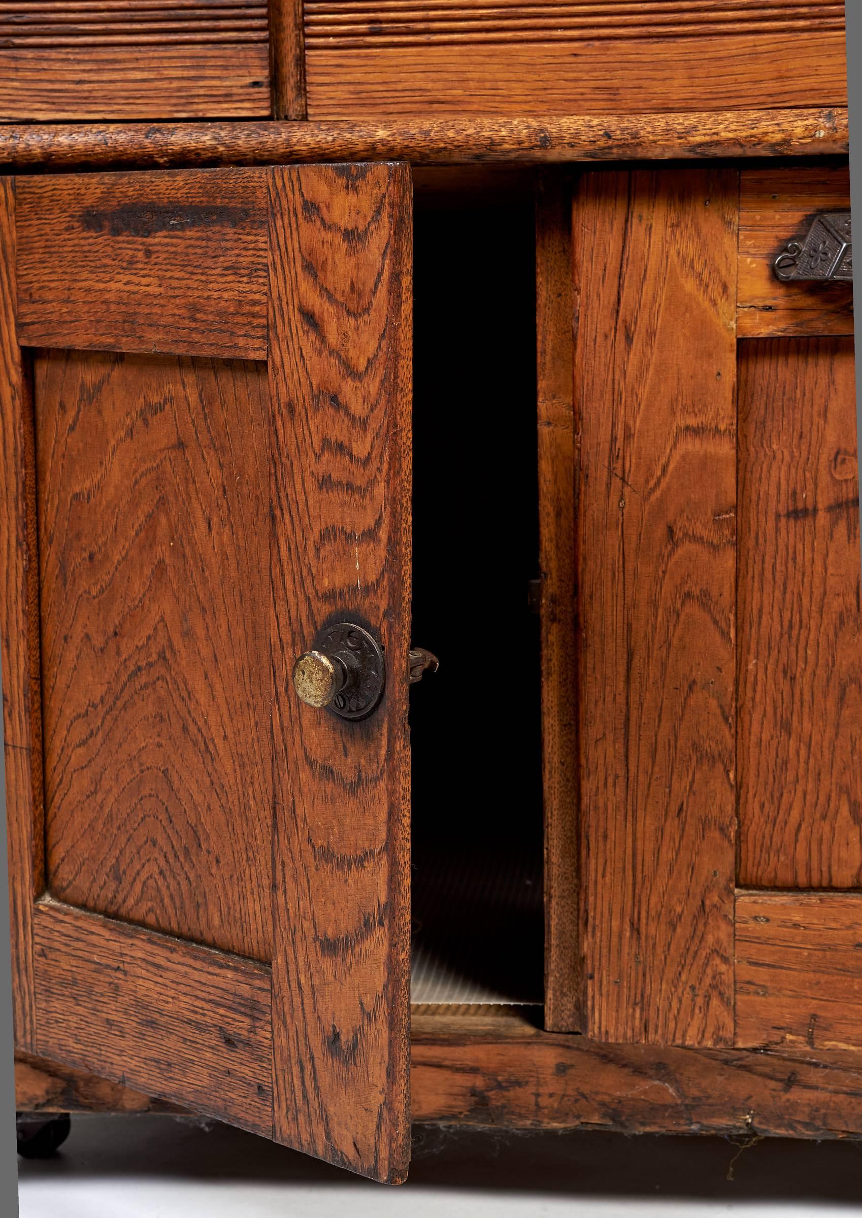 Bakers-Schrank des frühen 20. Jahrhunderts mit geflügelten Türen (Frühes 20. Jahrhundert) im Angebot