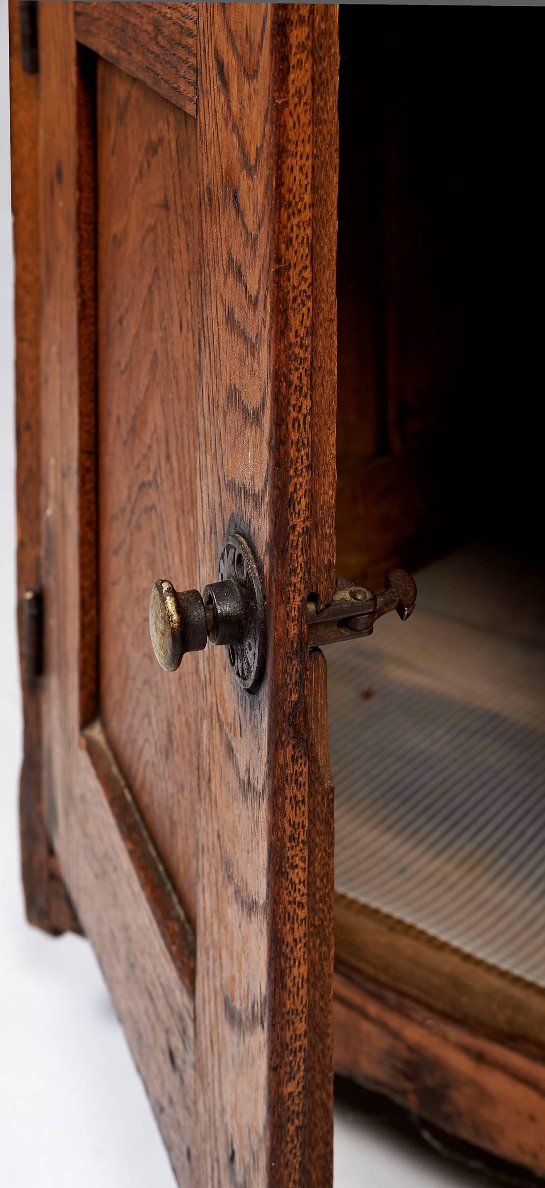Bakers-Schrank des frühen 20. Jahrhunderts mit geflügelten Türen (Metall) im Angebot