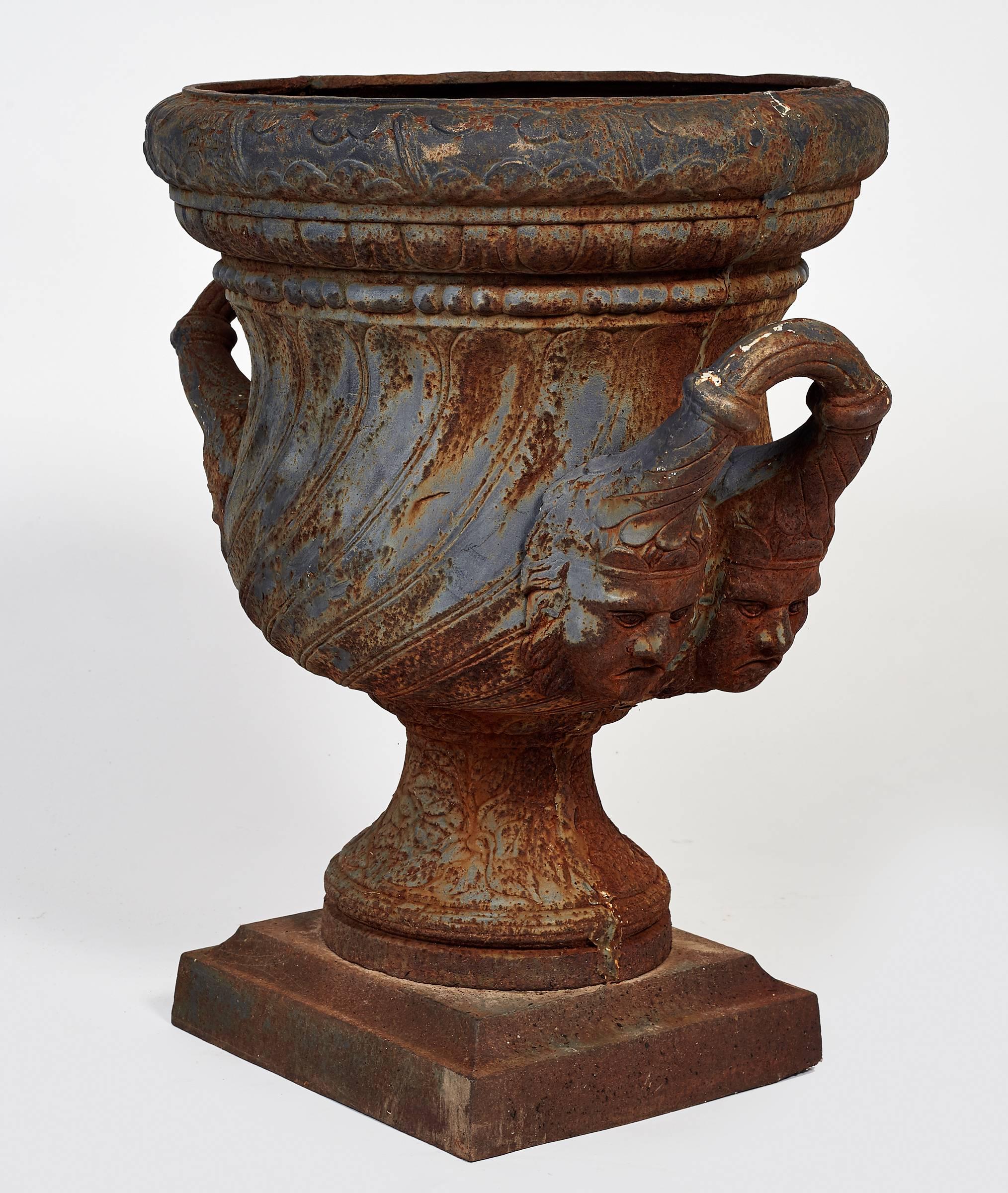 Paire d'urnes de jardin en fer du 19ème siècle Abîmé - En vente à New Rochelle, NY