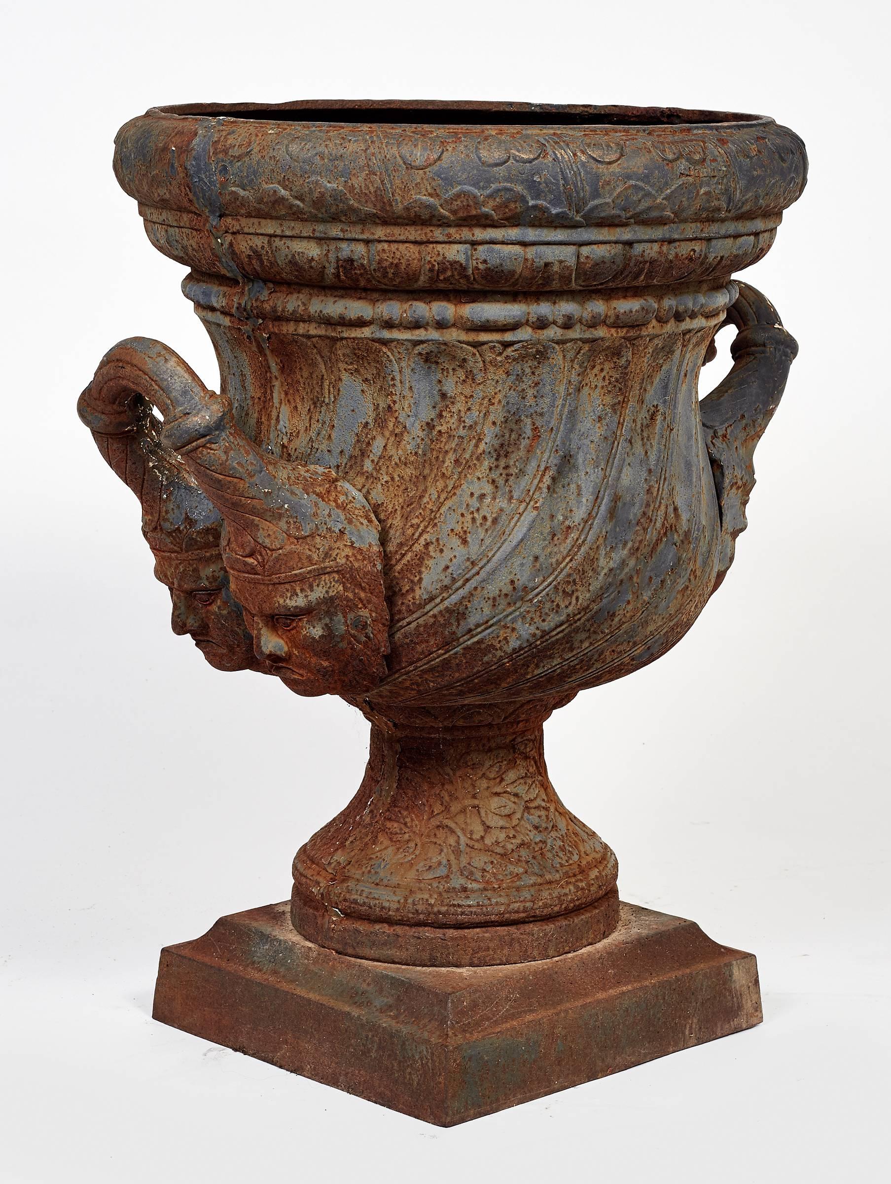 XIXe siècle Paire d'urnes de jardin en fer du 19ème siècle en vente