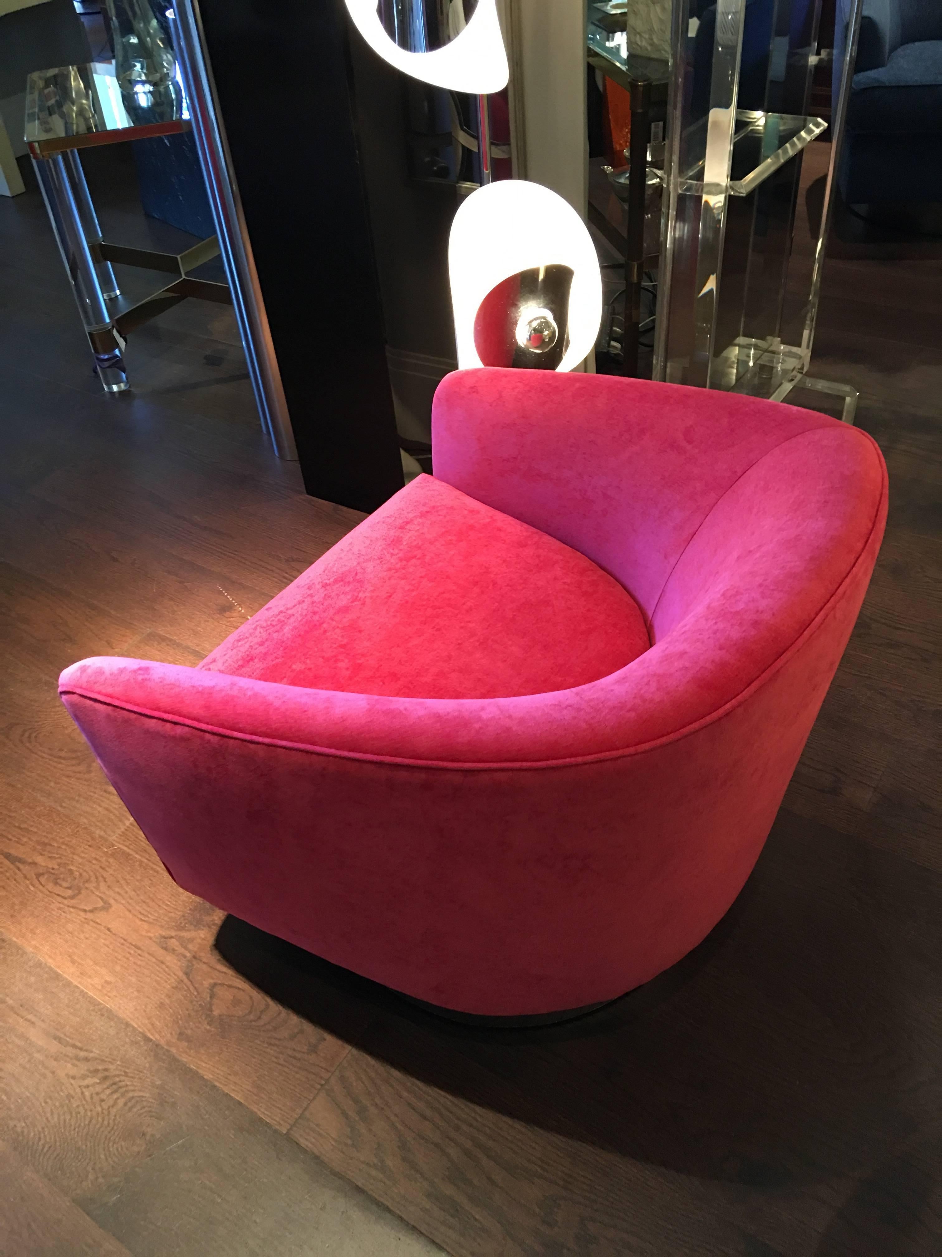 Swivel Lounge Chairs Attributed to Milo Baughman In Excellent Condition For Sale In Palm Beach, FL