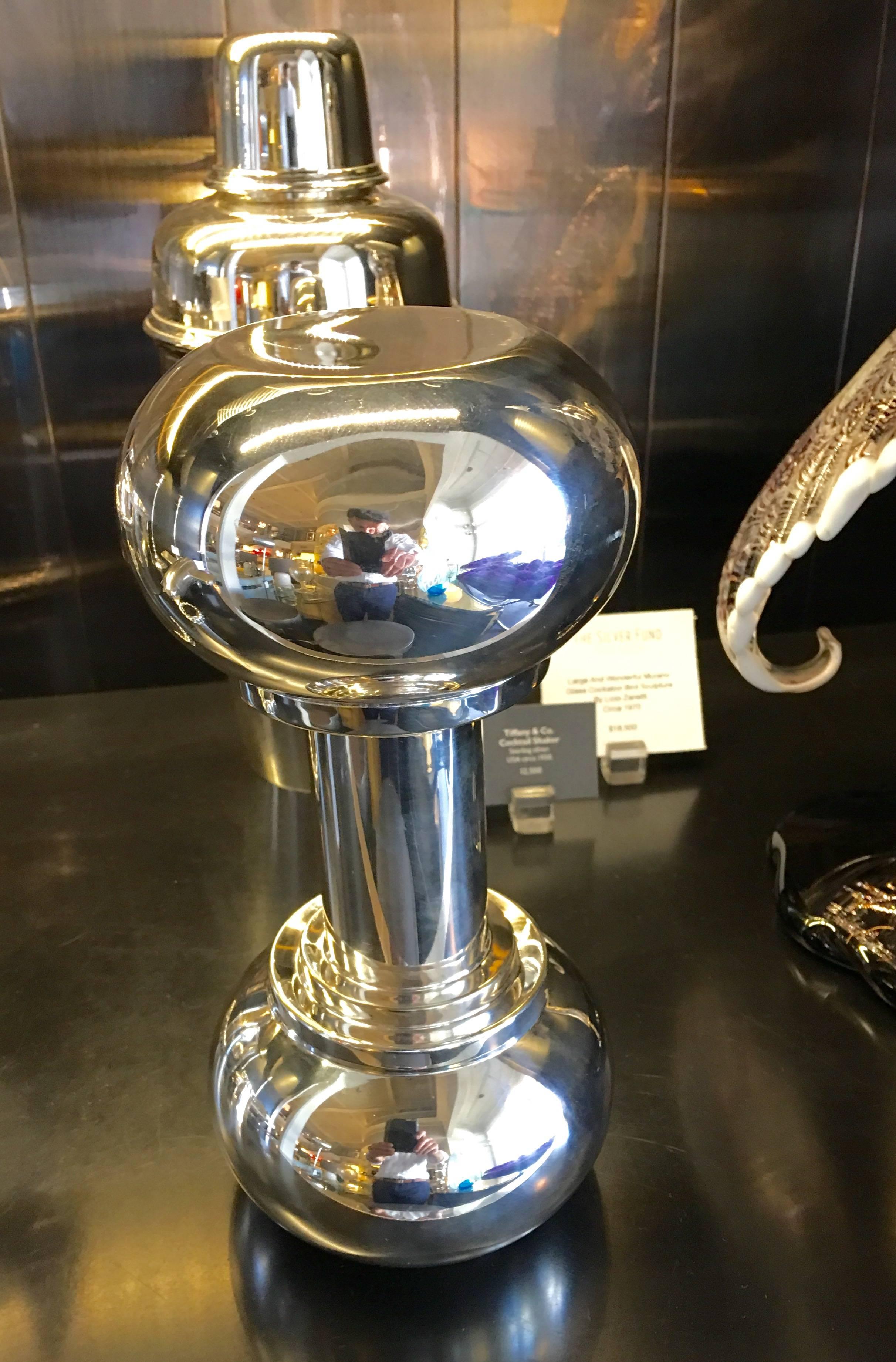 Absolutely stunning Kingsway plate dumbbell cocktail shaker, silver plated novelty shaker, hallmarked on the bottom, circa 1930s.
