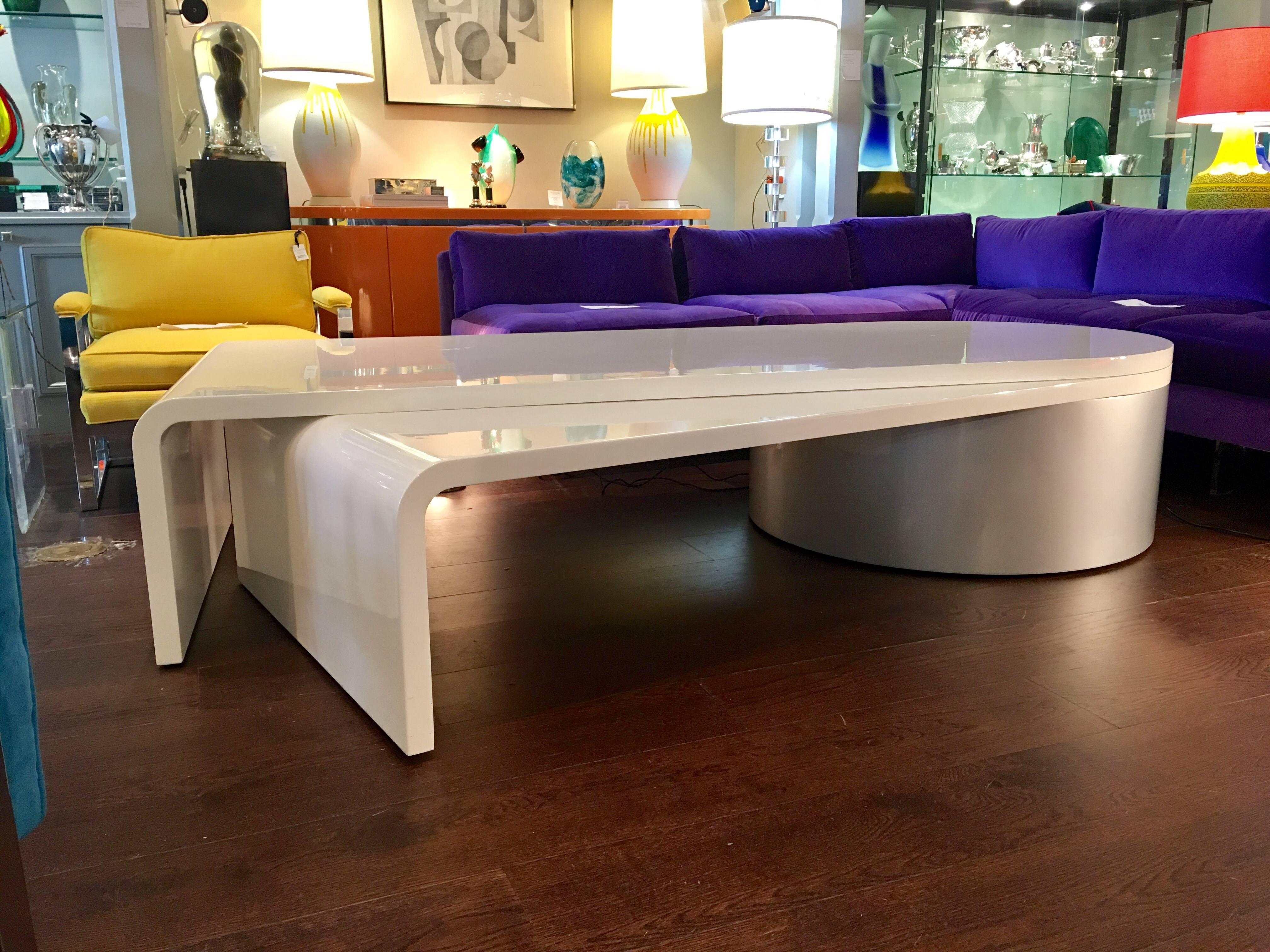 Wonderful monumental vintage coffee table with fixed overlapping extension. Has been completed restored with new white lacquer finish, circa 1970s.