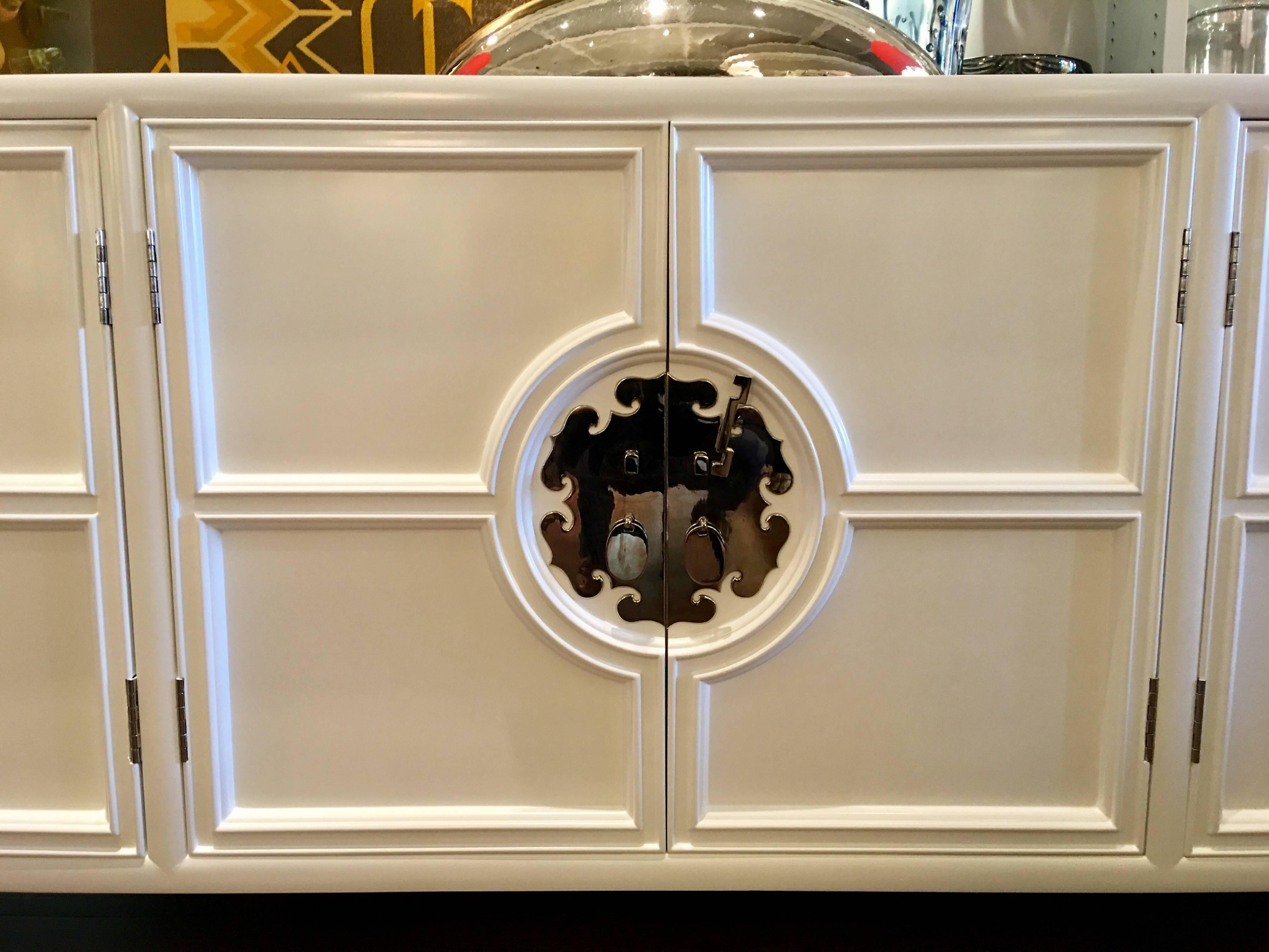American Vintage White Lacquered Credenza in the Style of Mastercraft For Sale