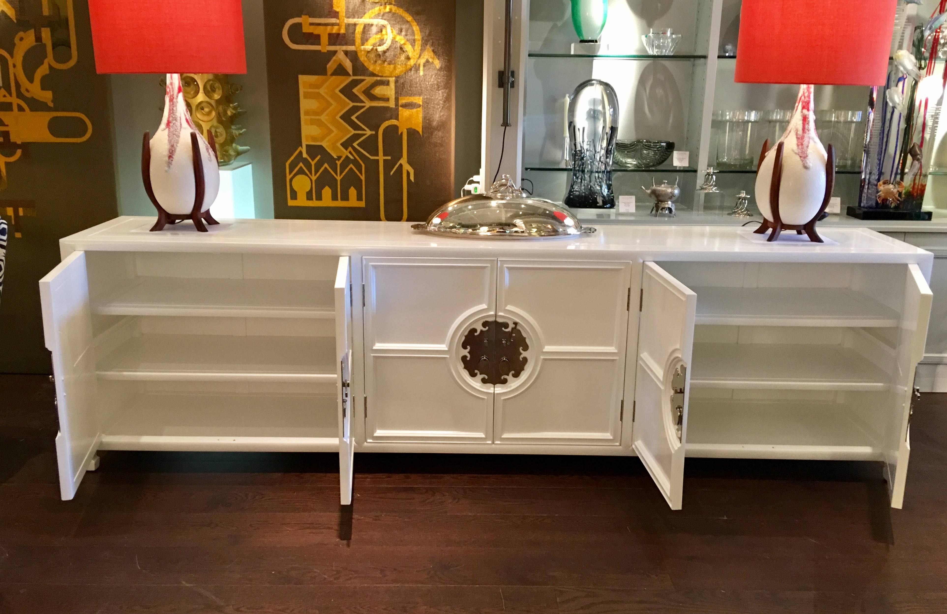 Vintage White Lacquered Credenza in the Style of Mastercraft In Excellent Condition For Sale In Palm Beach, FL